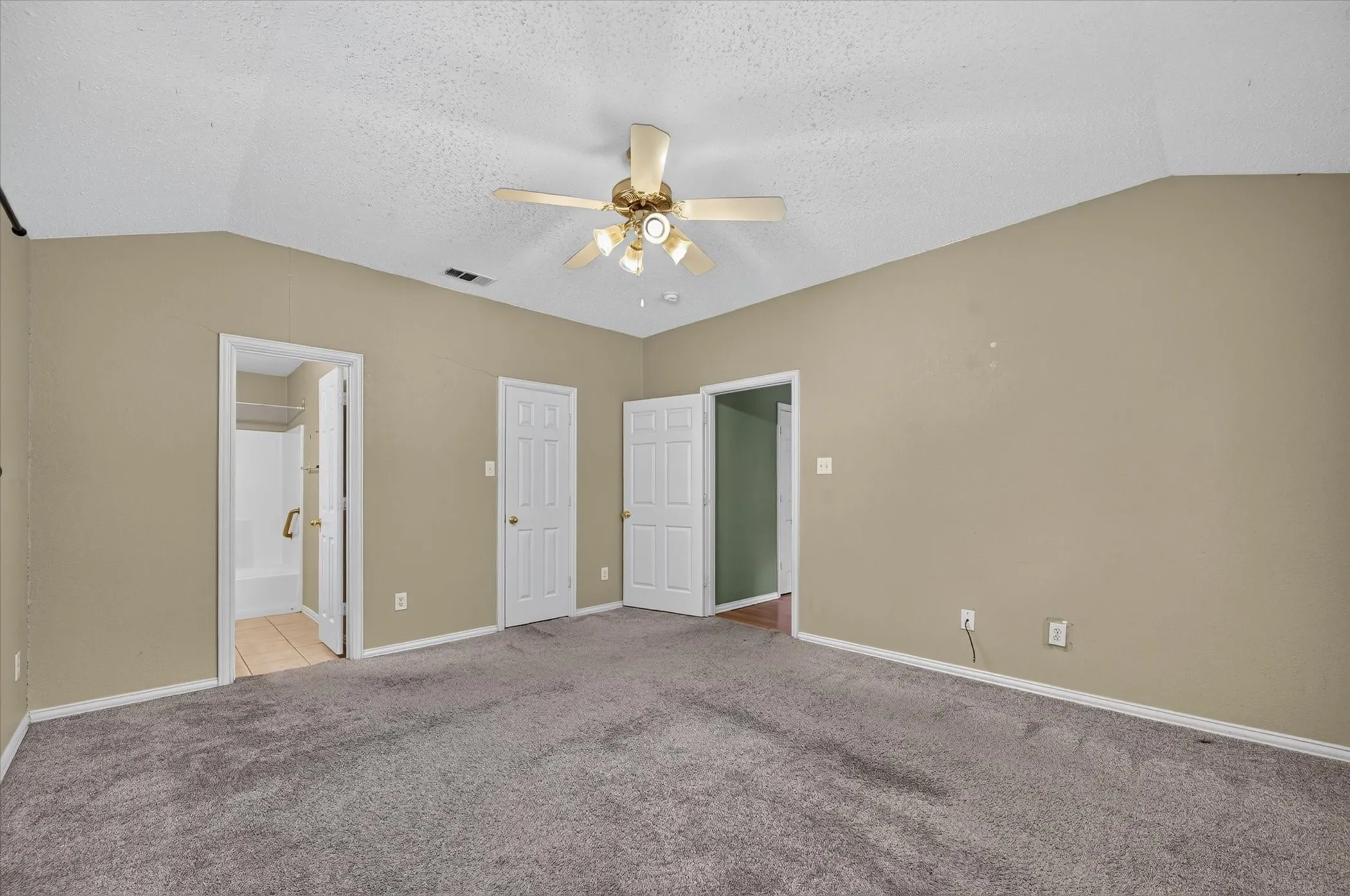Single Family Residence For Rent in Dallas County , 315 S Jefferson Street, Irving, Texas 75060, 3 Bedroom, 2 Bathroom, 2 Garage spaces, 1,472 Sqft, built in 2004, mls#21380407, Real Estate Agent in Irving, Homes For Rent in Dallas county, Homes For Rent in Irving, Realtor in Irving Texas, Real Estate Brokerage Independent Realty Texas, Luminita Cordes Realtor