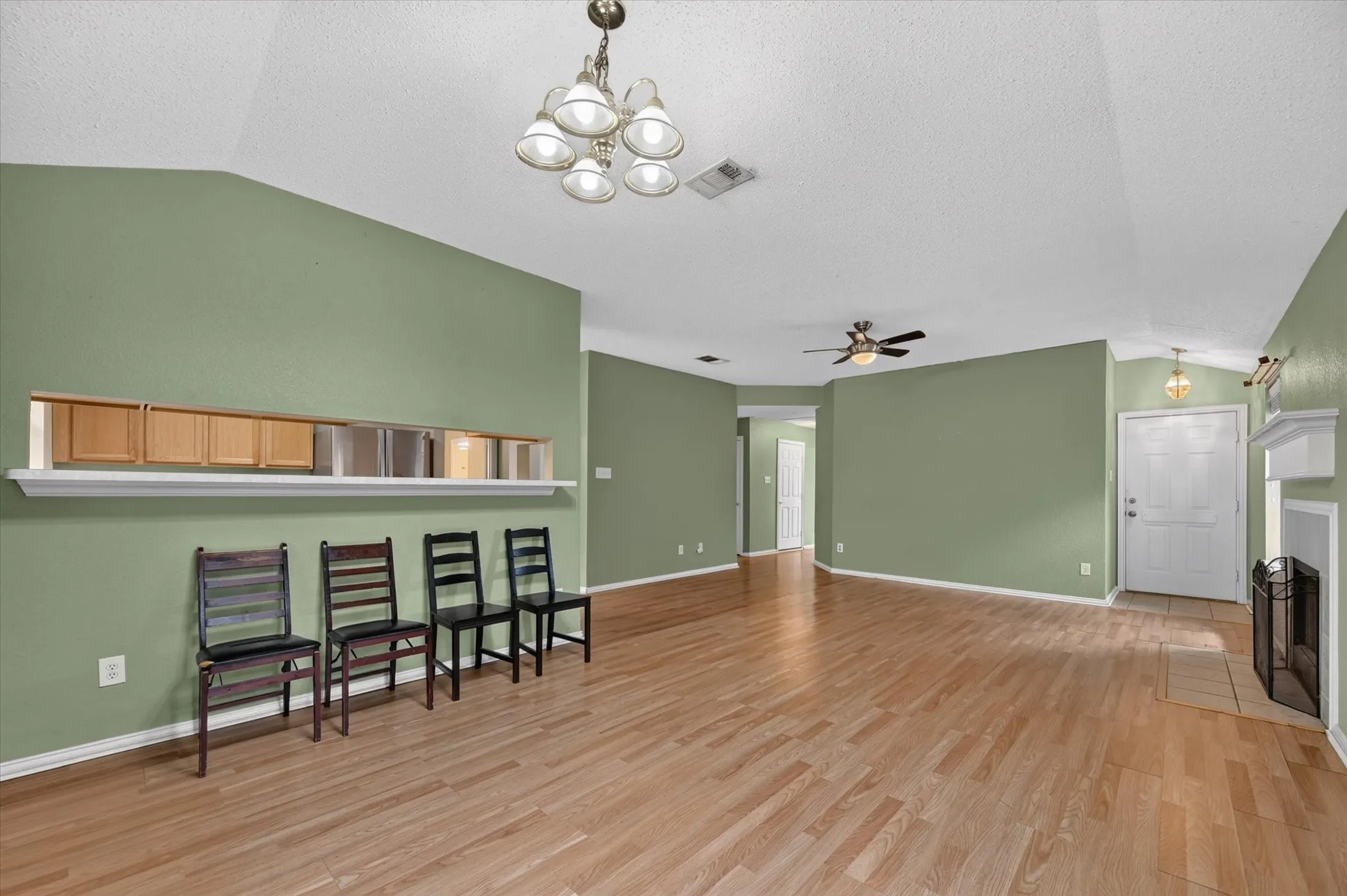 Single Family Residence For Rent in Dallas County , 315 S Jefferson Street, Irving, Texas 75060, 3 Bedroom, 2 Bathroom, 2 Garage spaces, 1,472 Sqft, built in 2004, mls#21380407, Real Estate Agent in Irving, Homes For Rent in Dallas county, Homes For Rent in Irving, Realtor in Irving Texas, Real Estate Brokerage Independent Realty Texas, Luminita Cordes Realtor