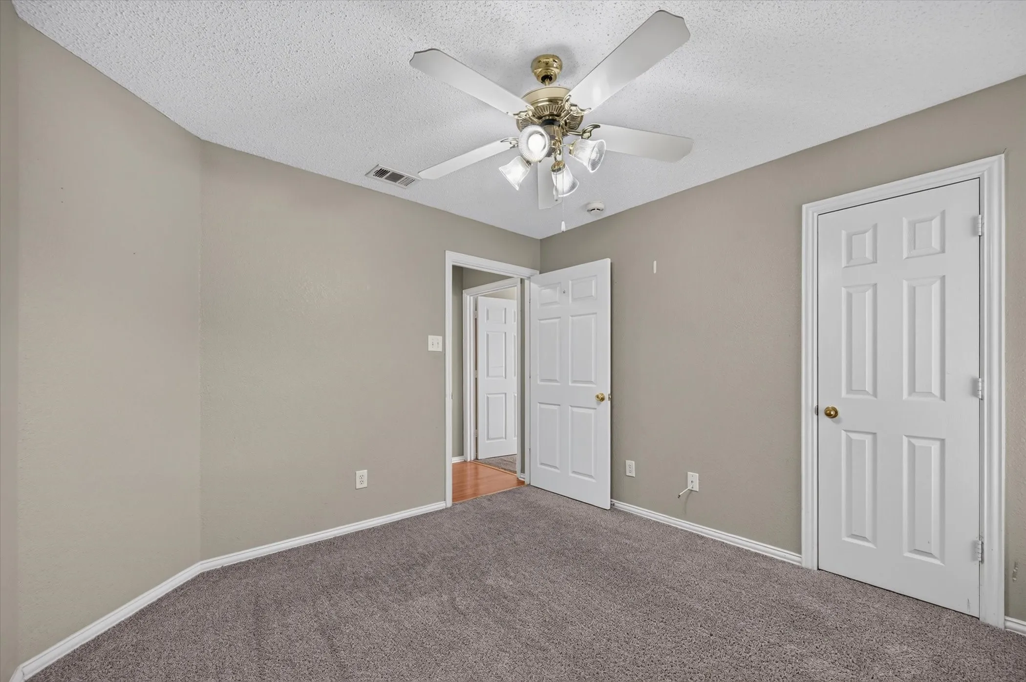 Single Family Residence For Rent in Dallas County , 315 S Jefferson Street, Irving, Texas 75060, 3 Bedroom, 2 Bathroom, 2 Garage spaces, 1,472 Sqft, built in 2004, mls#21380407, Real Estate Agent in Irving, Homes For Rent in Dallas county, Homes For Rent in Irving, Realtor in Irving Texas, Real Estate Brokerage Independent Realty Texas, Luminita Cordes Realtor