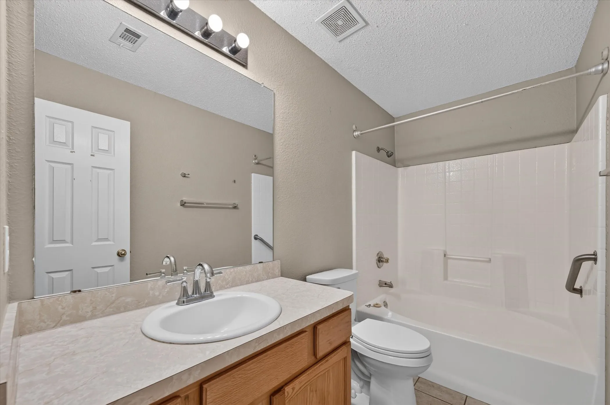 Single Family Residence For Rent in Dallas County , 315 S Jefferson Street, Irving, Texas 75060, 3 Bedroom, 2 Bathroom, 2 Garage spaces, 1,472 Sqft, built in 2004, mls#21380407, Real Estate Agent in Irving, Homes For Rent in Dallas county, Homes For Rent in Irving, Realtor in Irving Texas, Real Estate Brokerage Independent Realty Texas, Luminita Cordes Realtor