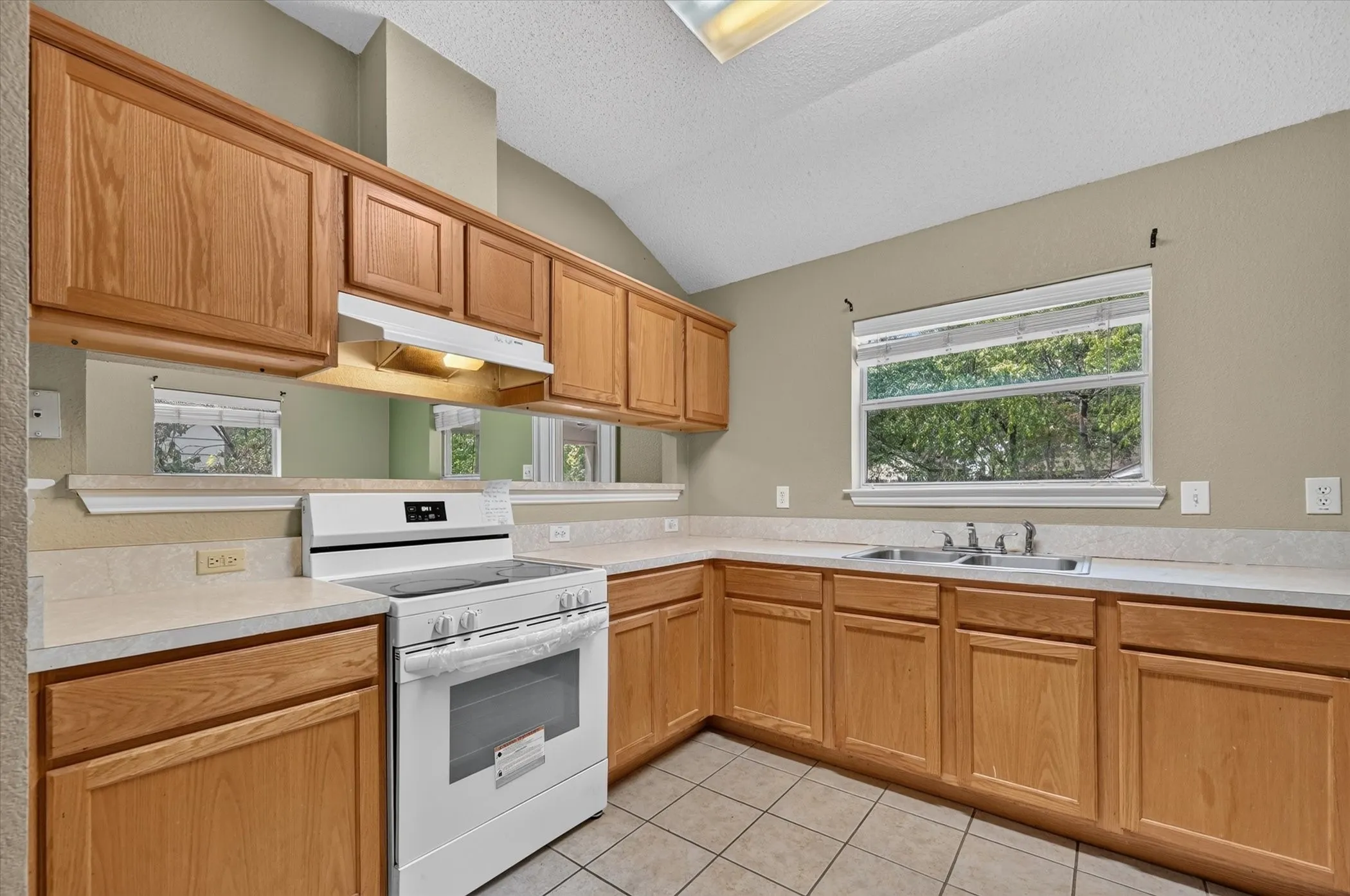 Single Family Residence For Rent in Dallas County , 315 S Jefferson Street, Irving, Texas 75060, 3 Bedroom, 2 Bathroom, 2 Garage spaces, 1,472 Sqft, built in 2004, mls#21380407, Real Estate Agent in Irving, Homes For Rent in Dallas county, Homes For Rent in Irving, Realtor in Irving Texas, Real Estate Brokerage Independent Realty Texas, Luminita Cordes Realtor