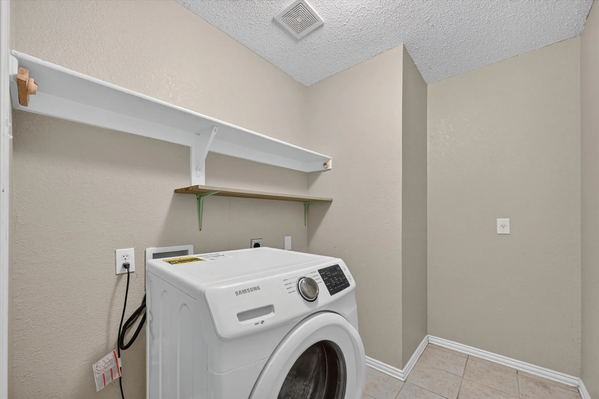 Single Family Residence For Rent in Dallas County , 315 S Jefferson Street, Irving, Texas 75060, 3 Bedroom, 2 Bathroom, 2 Garage spaces, 1,472 Sqft, built in 2004, mls#21380407, Real Estate Agent in Irving, Homes For Rent in Dallas county, Homes For Rent in Irving, Realtor in Irving Texas, Real Estate Brokerage Independent Realty Texas, Luminita Cordes Realtor
