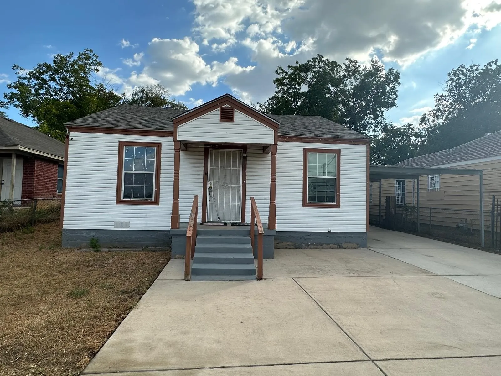 Single Family Residence For Sale in Tarrant County , 2720 Burchill Road, Fort Worth, Texas 76105, 2 Bedroom, 1 Bathroom, Garage spaces, 840 Sqft, built in 1945, mls#21380386, Real Estate Agent in Fort Worth, Homes For Sale in Tarrant county, Homes For Sale in Fort Worth, Realtor in Fort Worth Texas, Real Estate Brokerage Independent Realty Texas, Luminita Cordes Realtor