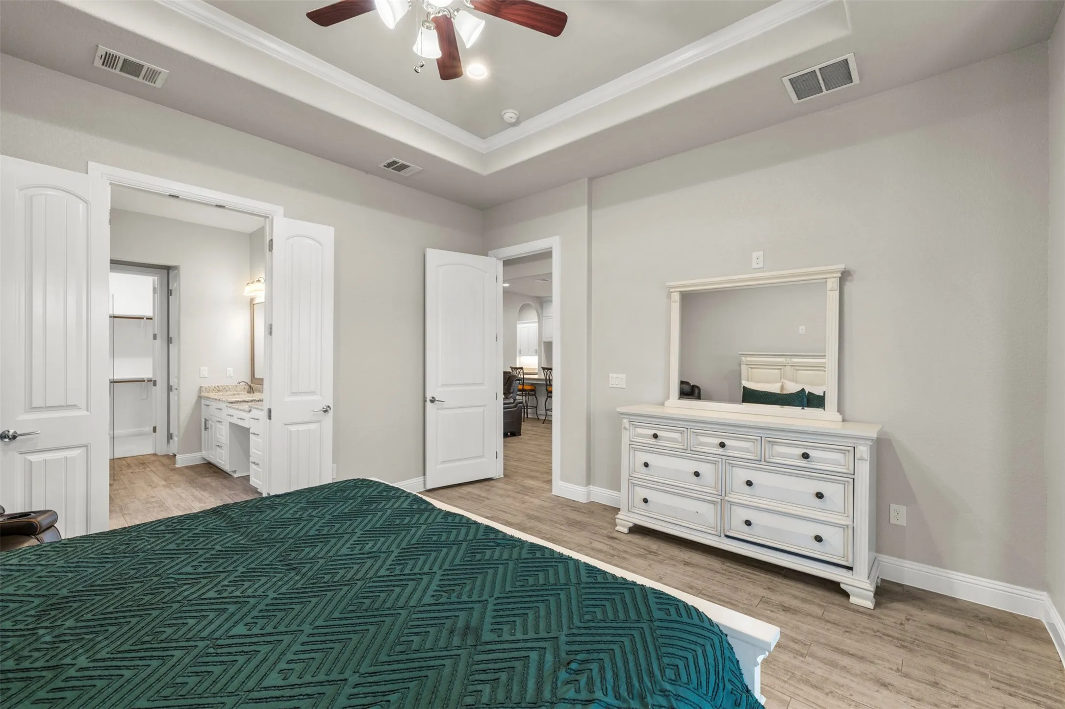 Tray ceiling with recessed lighting and ceiling fan