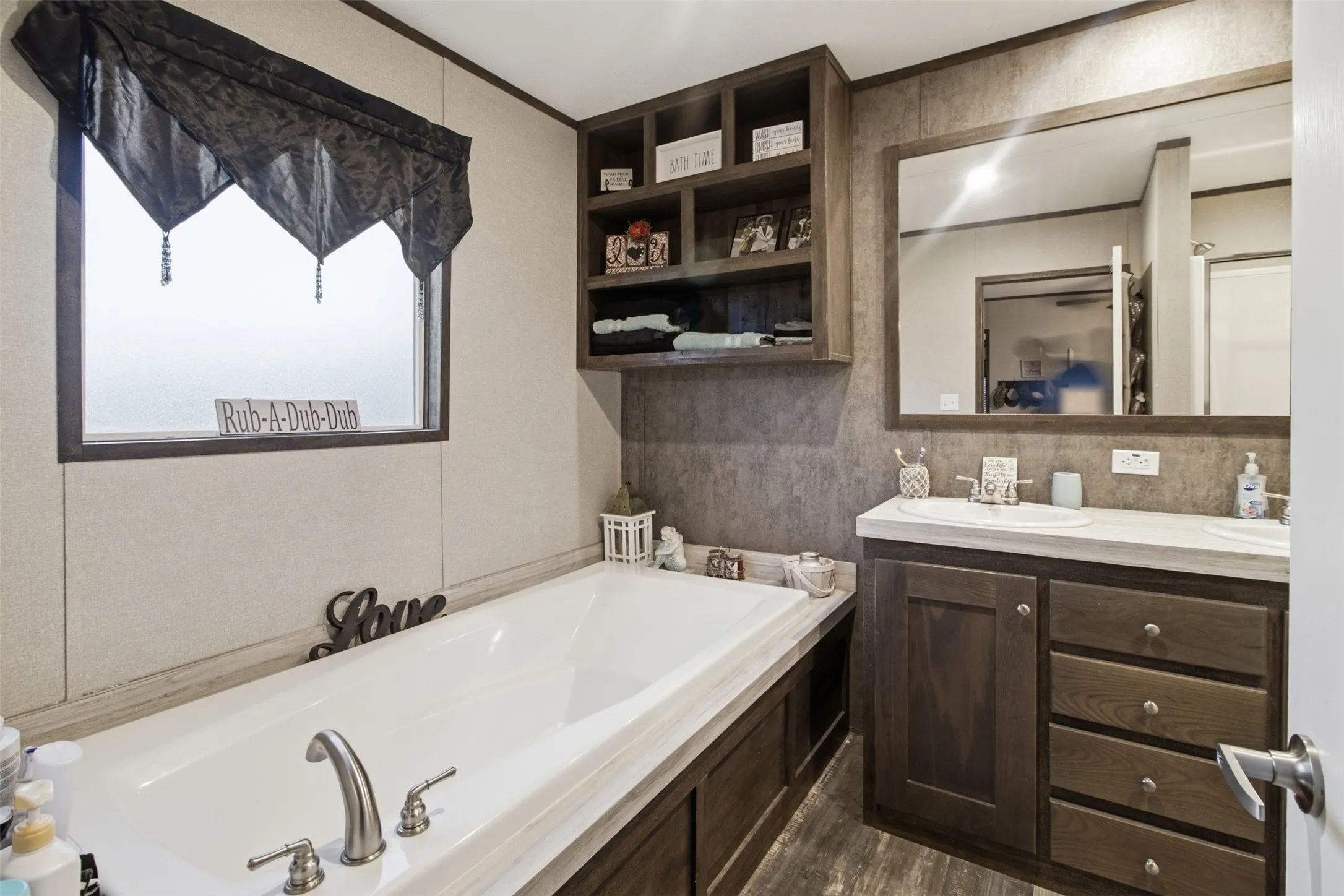 Manufactured Home For Sale in Henderson County , 433 Anchor Lane, Gun Barrel City, Texas 75156, 3 Bedroom, 2 Bathroom, Garage spaces, 1,216 Sqft, built in 2023, mls#21372210, Real Estate Agent in Gun Barrel City, Homes For Sale in Henderson county, Homes For Sale in Gun Barrel City, Realtor in Gun Barrel City Texas, Real Estate Brokerage Independent Realty Texas, Luminita Cordes Realtor
