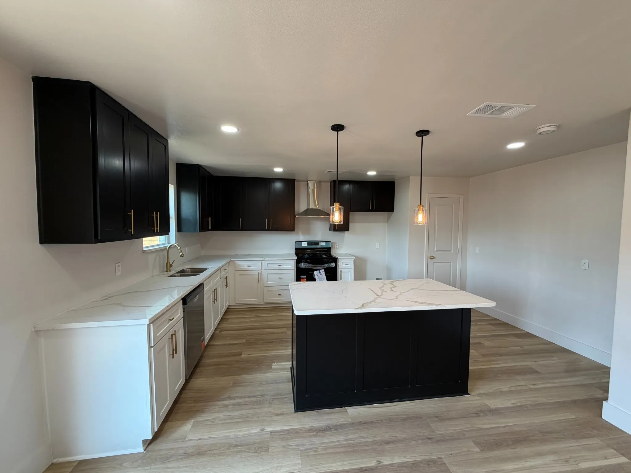 Single Family Residence For Sale in Dallas County , 8706 Reva Street, Dallas, Texas 75227, 3 Bedroom, 2 Bathroom, 2 Garage spaces, 1,590 Sqft, built in 1960, mls#21380428, Real Estate Agent in Dallas, Homes For Sale in Dallas county, Homes For Sale in Dallas, Realtor in Dallas Texas, Real Estate Brokerage Independent Realty Texas, Luminita Cordes Realtor