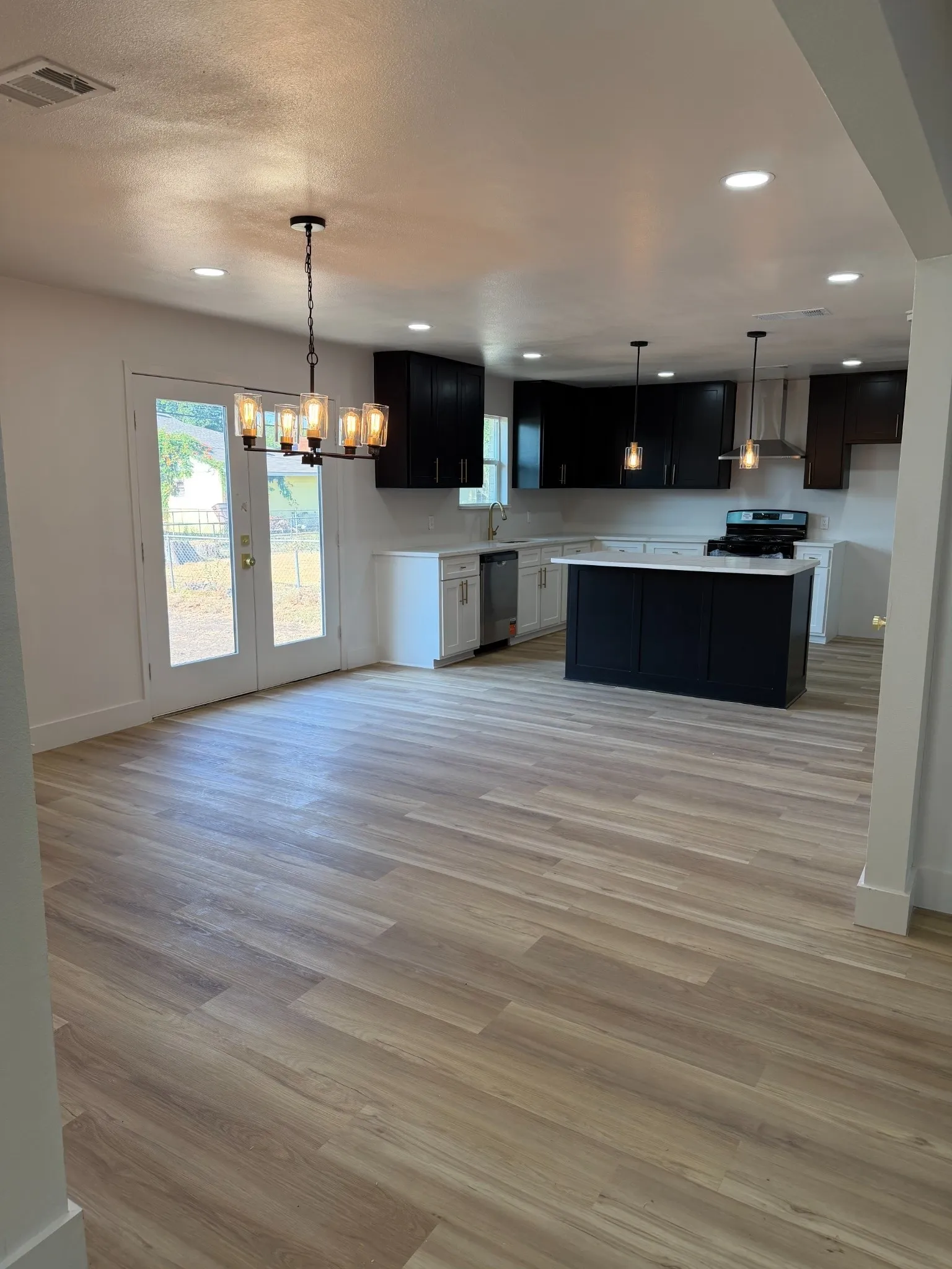 Single Family Residence For Sale in Dallas County , 8706 Reva Street, Dallas, Texas 75227, 3 Bedroom, 2 Bathroom, 2 Garage spaces, 1,590 Sqft, built in 1960, mls#21380428, Real Estate Agent in Dallas, Homes For Sale in Dallas county, Homes For Sale in Dallas, Realtor in Dallas Texas, Real Estate Brokerage Independent Realty Texas, Luminita Cordes Realtor