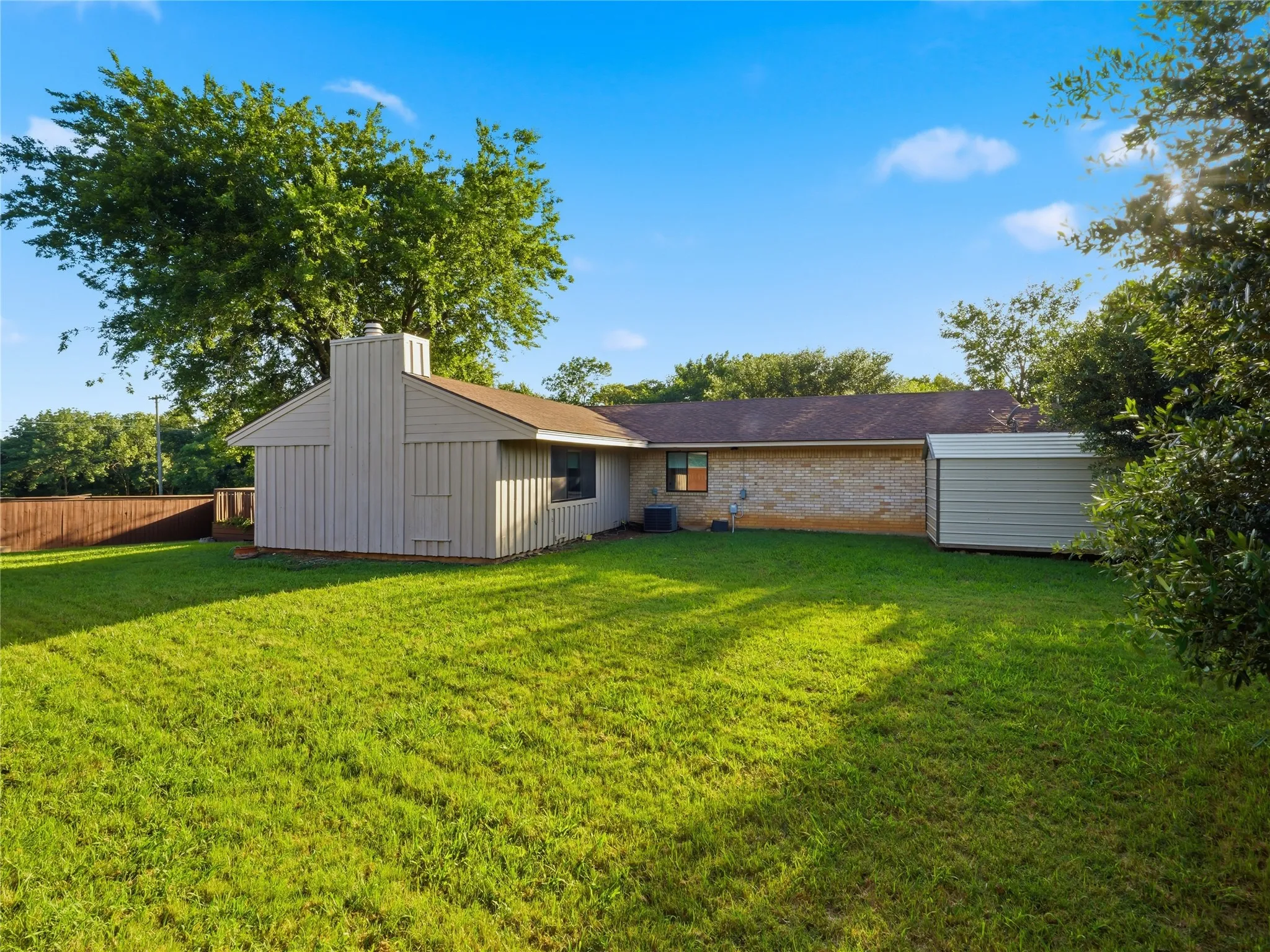 Single Family Residence For Rent in Grayson County , 52 Jacqueline Lane, Denison, Texas 75020, 2 Bedroom, 2 Bathroom, 2 Garage spaces, 1,546 Sqft, built in 1986, mls#21380432, Real Estate Agent in Denison, Homes For Rent in Grayson county, Homes For Rent in Denison, Realtor in Denison Texas, Real Estate Brokerage Independent Realty Texas, Luminita Cordes Realtor