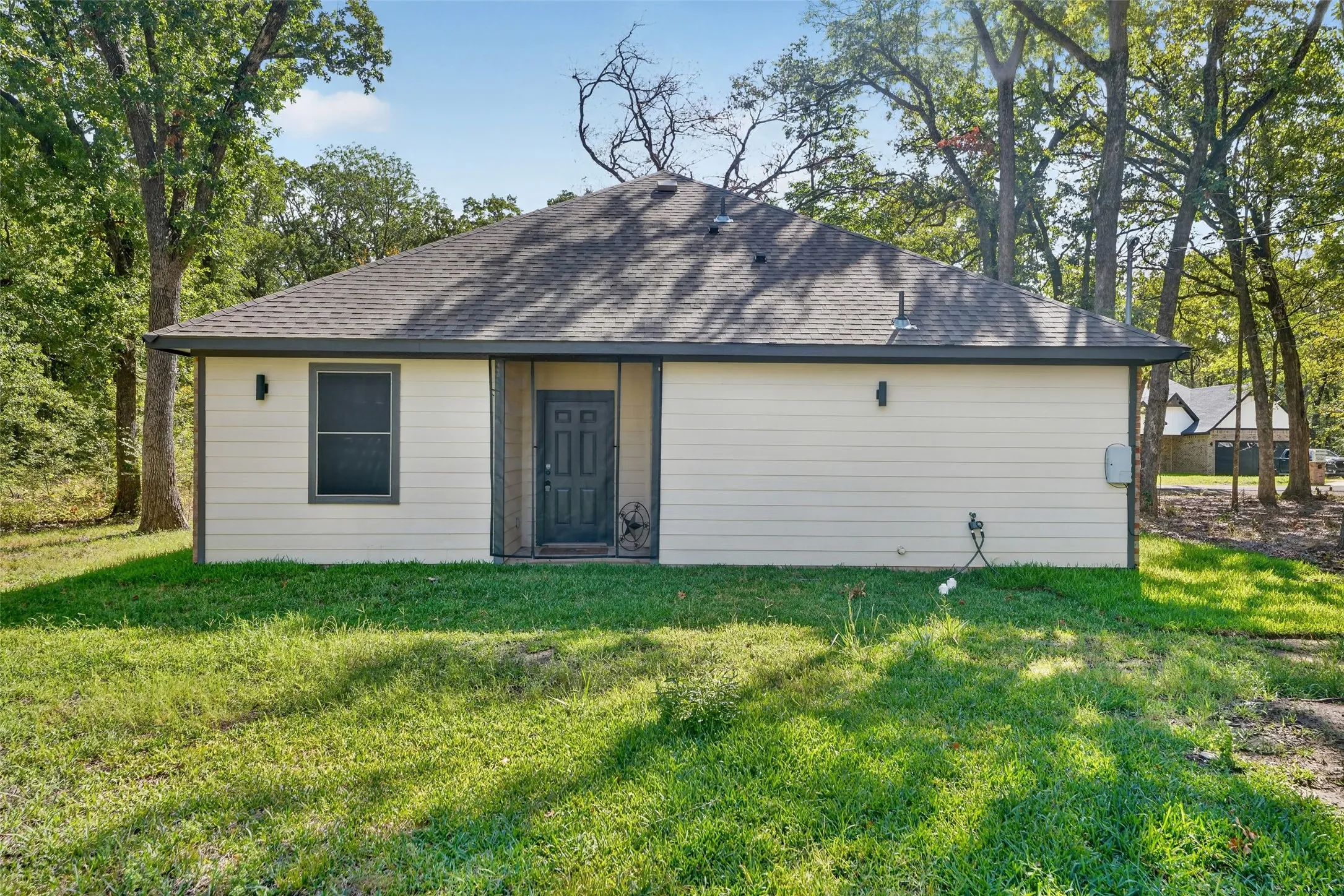 Single Family Residence For Sale in Henderson County , 219 E Beachwood Loop, Trinidad, Texas 75163, 3 Bedroom, 2 Bathroom, 2 Garage spaces, 1,428 Sqft, built in 2023, mls#21380441, Real Estate Agent in Trinidad, Homes For Sale in Henderson county, Homes For Sale in Trinidad, Realtor in Trinidad Texas, Real Estate Brokerage Independent Realty Texas, Luminita Cordes Realtor