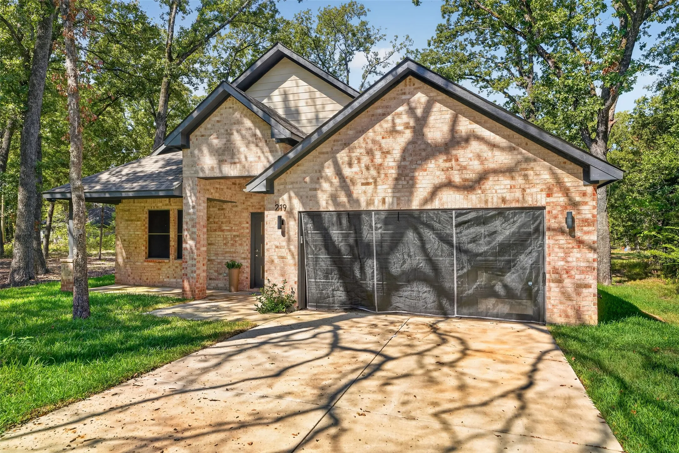 Single Family Residence For Sale in Henderson County , 219 E Beachwood Loop, Trinidad, Texas 75163, 3 Bedroom, 2 Bathroom, 2 Garage spaces, 1,428 Sqft, built in 2023, mls#21380441, Real Estate Agent in Trinidad, Homes For Sale in Henderson county, Homes For Sale in Trinidad, Realtor in Trinidad Texas, Real Estate Brokerage Independent Realty Texas, Luminita Cordes Realtor