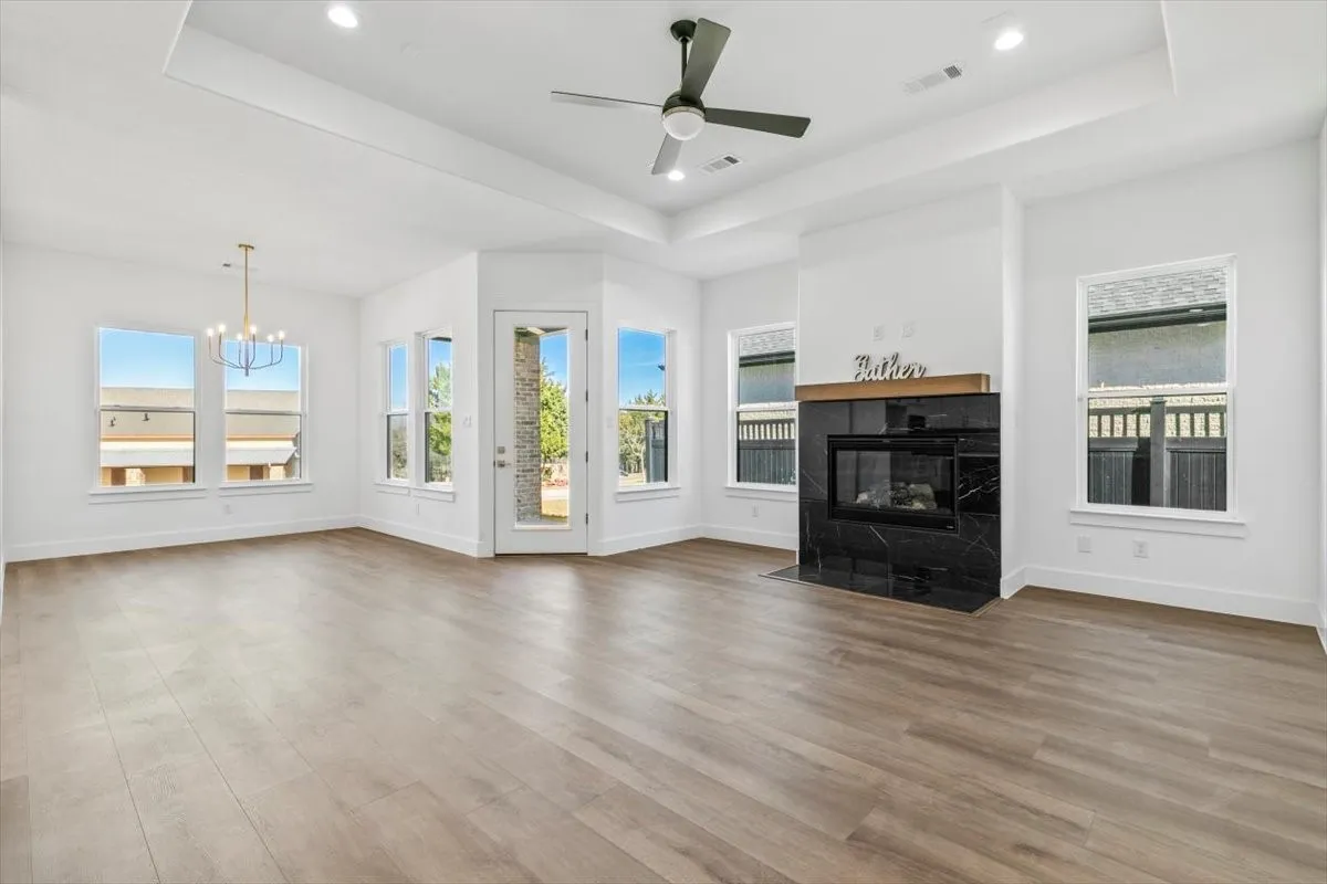 Generous living room with recessed ceiling from 10' to 11'