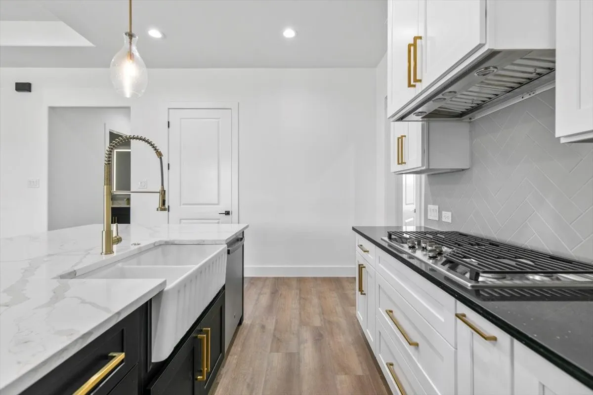 Lovely kitchen with apron front ceramic farmouse sink