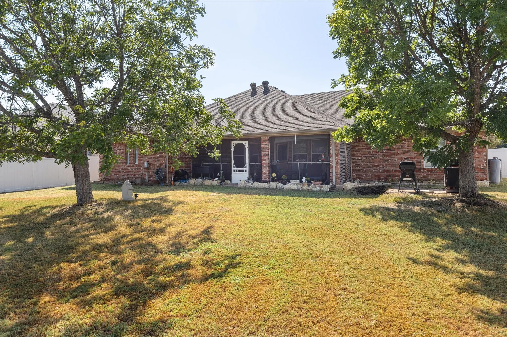 Single Family Residence For Sale in Hood County , 612 Parker Lane, Granbury, Texas 76048, 3 Bedroom, 2 Bathroom, 2 Garage spaces, 1,973 Sqft, built in 2006, mls#21380450, Real Estate Agent in Granbury, Homes For Sale in Hood county, Homes For Sale in Granbury, Realtor in Granbury Texas, Real Estate Brokerage Independent Realty Texas, Luminita Cordes Realtor