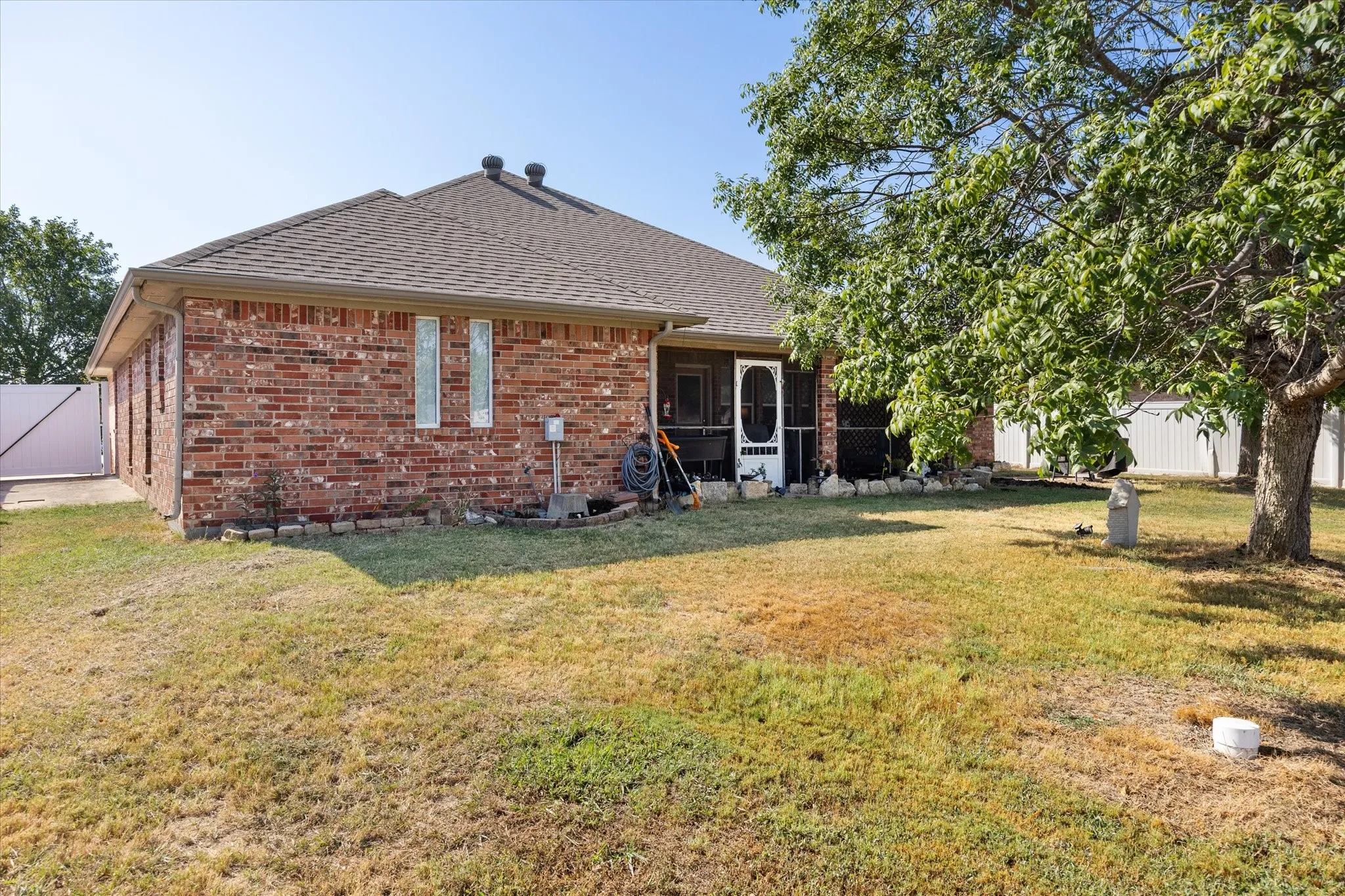 Single Family Residence For Sale in Hood County , 612 Parker Lane, Granbury, Texas 76048, 3 Bedroom, 2 Bathroom, 2 Garage spaces, 1,973 Sqft, built in 2006, mls#21380450, Real Estate Agent in Granbury, Homes For Sale in Hood county, Homes For Sale in Granbury, Realtor in Granbury Texas, Real Estate Brokerage Independent Realty Texas, Luminita Cordes Realtor