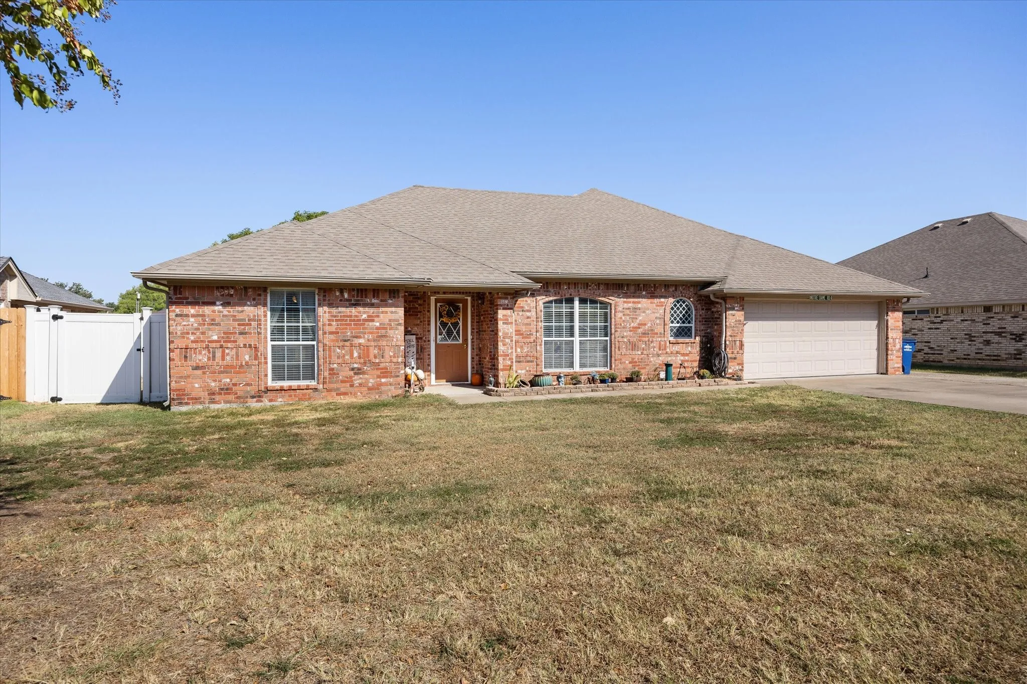 Single Family Residence For Sale in Hood County , 612 Parker Lane, Granbury, Texas 76048, 3 Bedroom, 2 Bathroom, 2 Garage spaces, 1,973 Sqft, built in 2006, mls#21380450, Real Estate Agent in Granbury, Homes For Sale in Hood county, Homes For Sale in Granbury, Realtor in Granbury Texas, Real Estate Brokerage Independent Realty Texas, Luminita Cordes Realtor