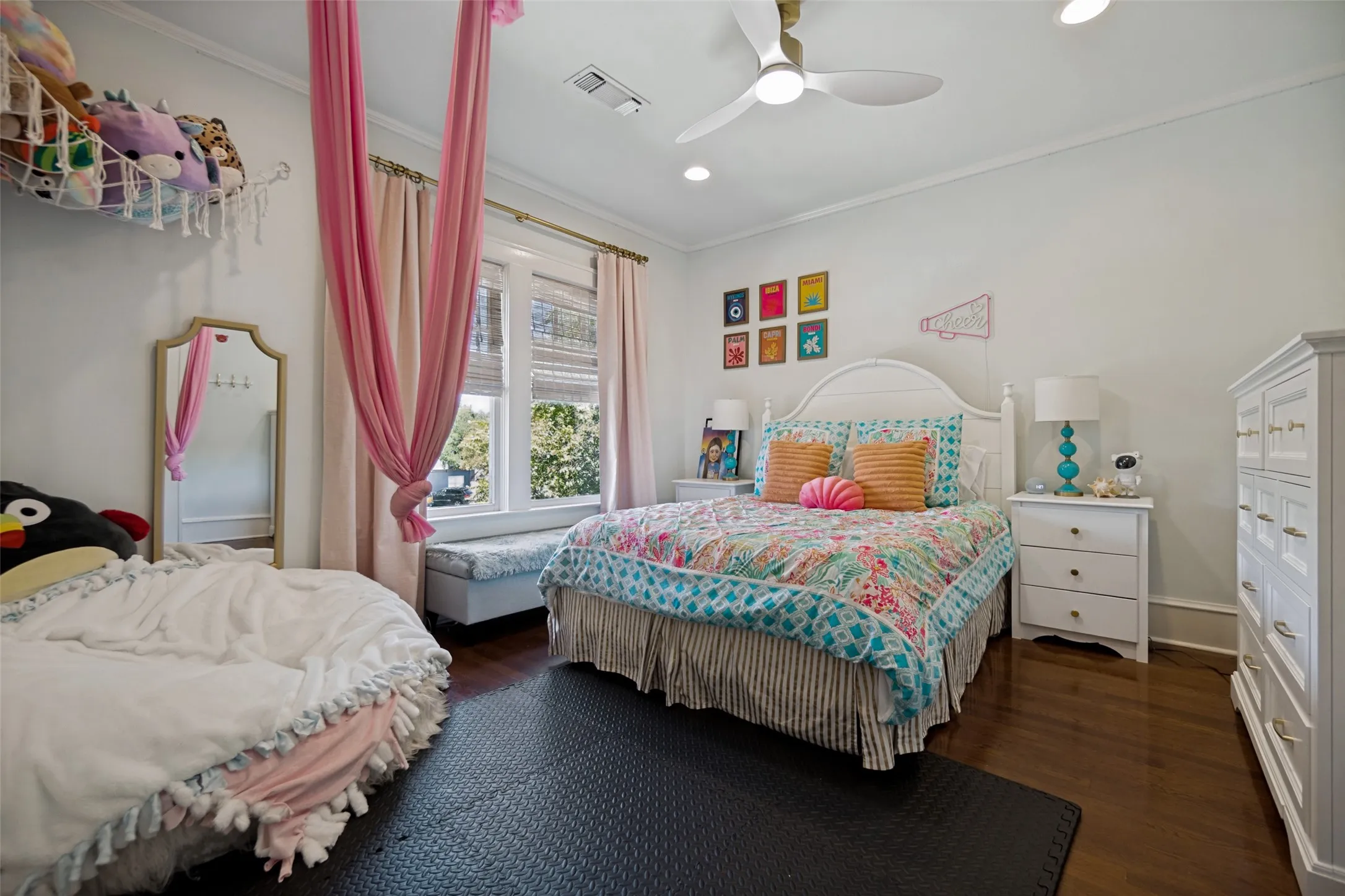 Hardwood flooring throughout, large window with natural light, recessed lighting, and a ceiling fan