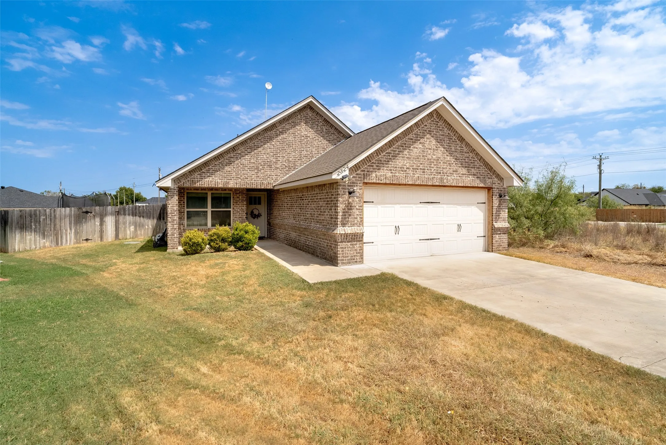 Single Family Residence For Sale in Hood County , 2324 Creek Drive, Granbury, Texas 76048, 3 Bedroom, 2 Bathroom, 2 Garage spaces, 1,538 Sqft, built in 2018, mls#21377993, Real Estate Agent in Granbury, Homes For Sale in Hood county, Homes For Sale in Granbury, Realtor in Granbury Texas, Real Estate Brokerage Independent Realty Texas, Luminita Cordes Realtor
