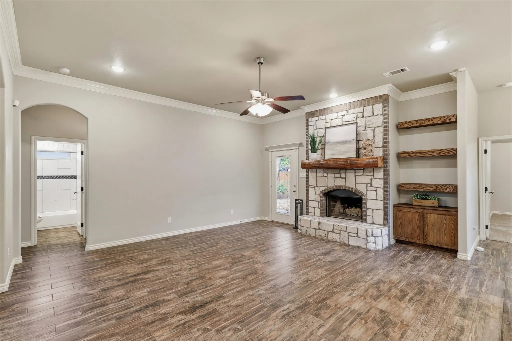 Single Family Residence For Sale in Tarrant County , 603 Oaklawn Drive, River Oaks, Texas 76114, 4 Bedroom, 3 Bathroom, 2 Garage spaces, 1,875 Sqft, built in 2019, mls#21378567, Real Estate Agent in River Oaks, Homes For Sale in Tarrant county, Homes For Sale in River Oaks, Realtor in River Oaks Texas, Real Estate Brokerage Independent Realty Texas, Luminita Cordes Realtor