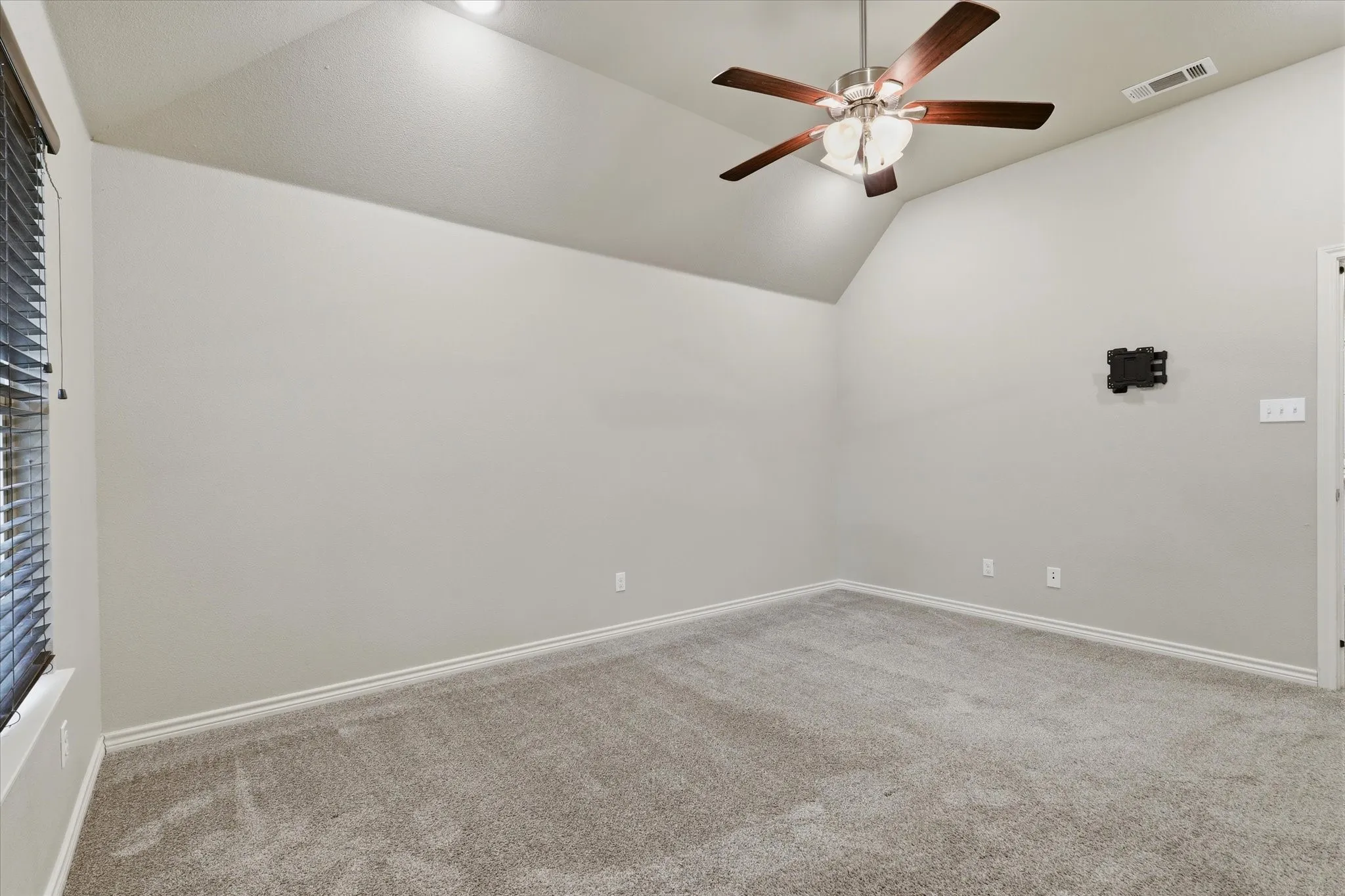 Single Family Residence For Sale in Tarrant County , 603 Oaklawn Drive, River Oaks, Texas 76114, 4 Bedroom, 3 Bathroom, 2 Garage spaces, 1,875 Sqft, built in 2019, mls#21378567, Real Estate Agent in River Oaks, Homes For Sale in Tarrant county, Homes For Sale in River Oaks, Realtor in River Oaks Texas, Real Estate Brokerage Independent Realty Texas, Luminita Cordes Realtor