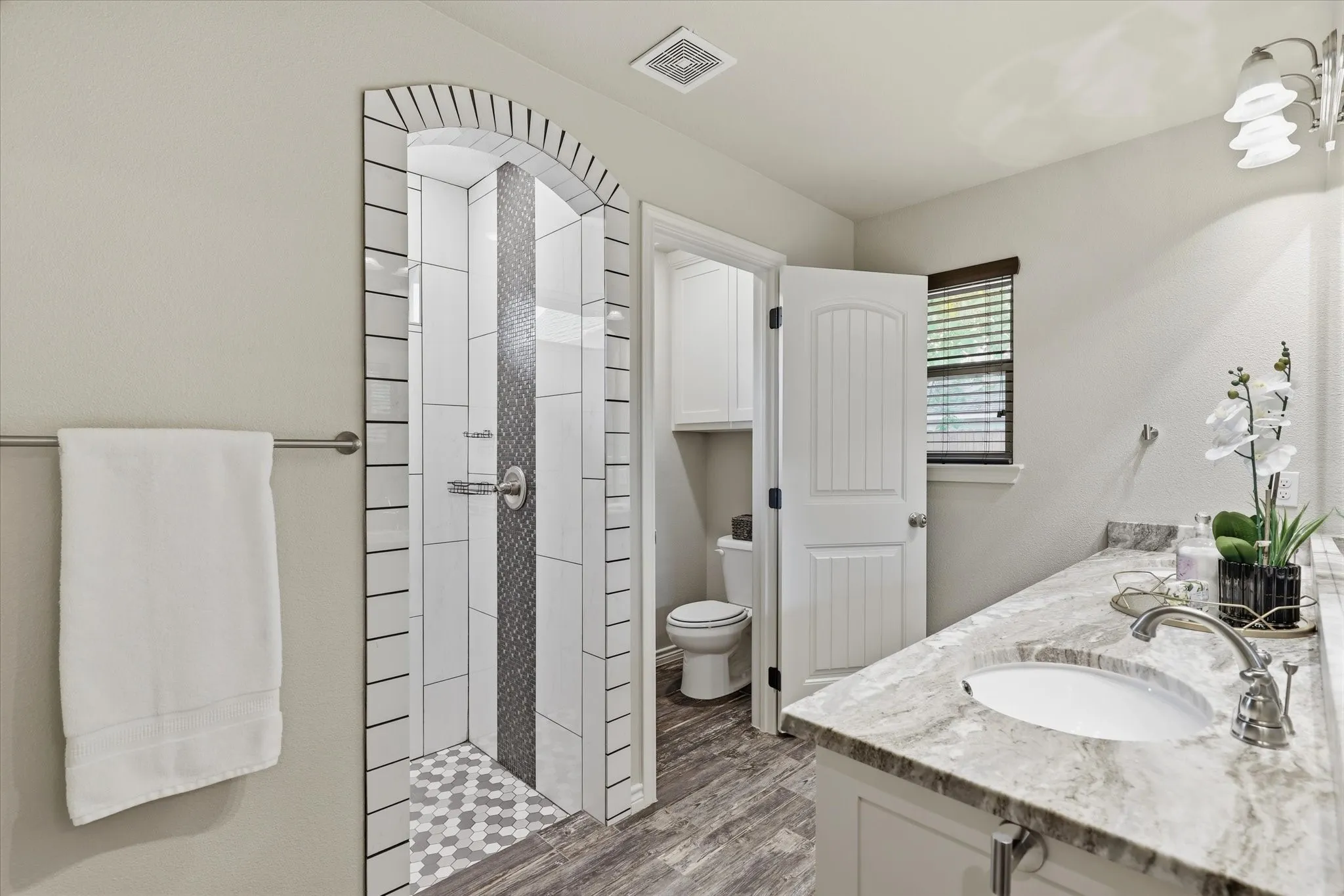 Single Family Residence For Sale in Tarrant County , 603 Oaklawn Drive, River Oaks, Texas 76114, 4 Bedroom, 3 Bathroom, 2 Garage spaces, 1,875 Sqft, built in 2019, mls#21378567, Real Estate Agent in River Oaks, Homes For Sale in Tarrant county, Homes For Sale in River Oaks, Realtor in River Oaks Texas, Real Estate Brokerage Independent Realty Texas, Luminita Cordes Realtor