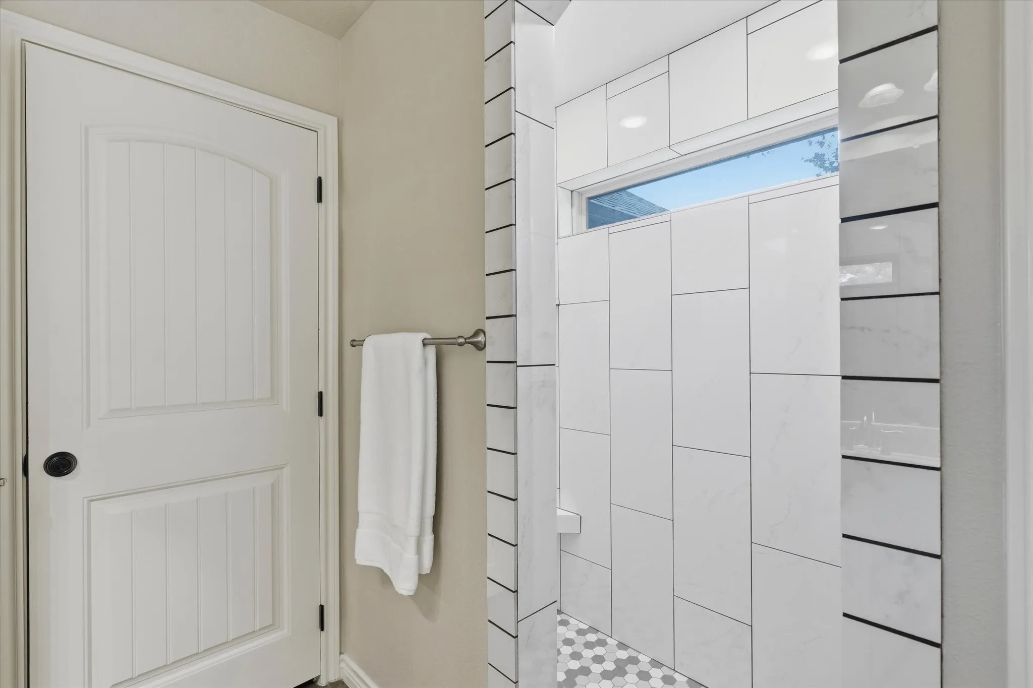 Single Family Residence For Sale in Tarrant County , 603 Oaklawn Drive, River Oaks, Texas 76114, 4 Bedroom, 3 Bathroom, 2 Garage spaces, 1,875 Sqft, built in 2019, mls#21378567, Real Estate Agent in River Oaks, Homes For Sale in Tarrant county, Homes For Sale in River Oaks, Realtor in River Oaks Texas, Real Estate Brokerage Independent Realty Texas, Luminita Cordes Realtor