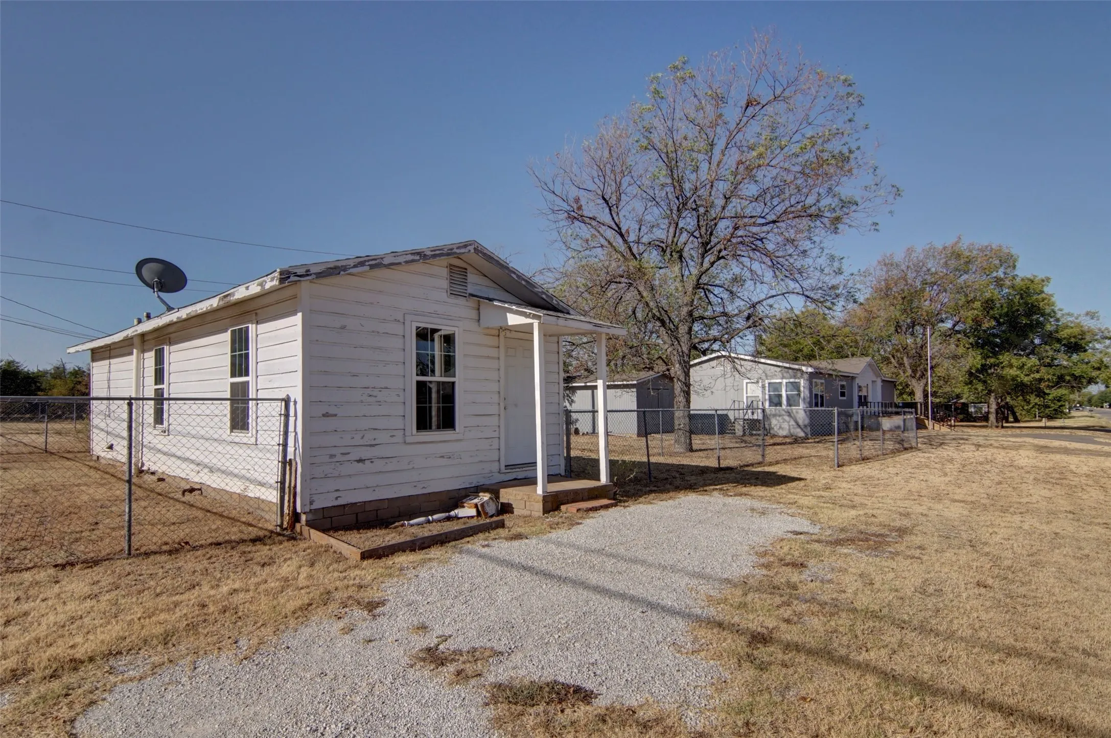Manufactured Home For Sale in Young County , 1200 1st Street, Graham, Texas 76450, 3 Bedroom, 2 Bathroom, 2 Garage spaces, 1,680 Sqft, built in 2005, mls#21377381, Real Estate Agent in Graham, Homes For Sale in Young county, Homes For Sale in Graham, Realtor in Graham Texas, Real Estate Brokerage Independent Realty Texas, Luminita Cordes Realtor
