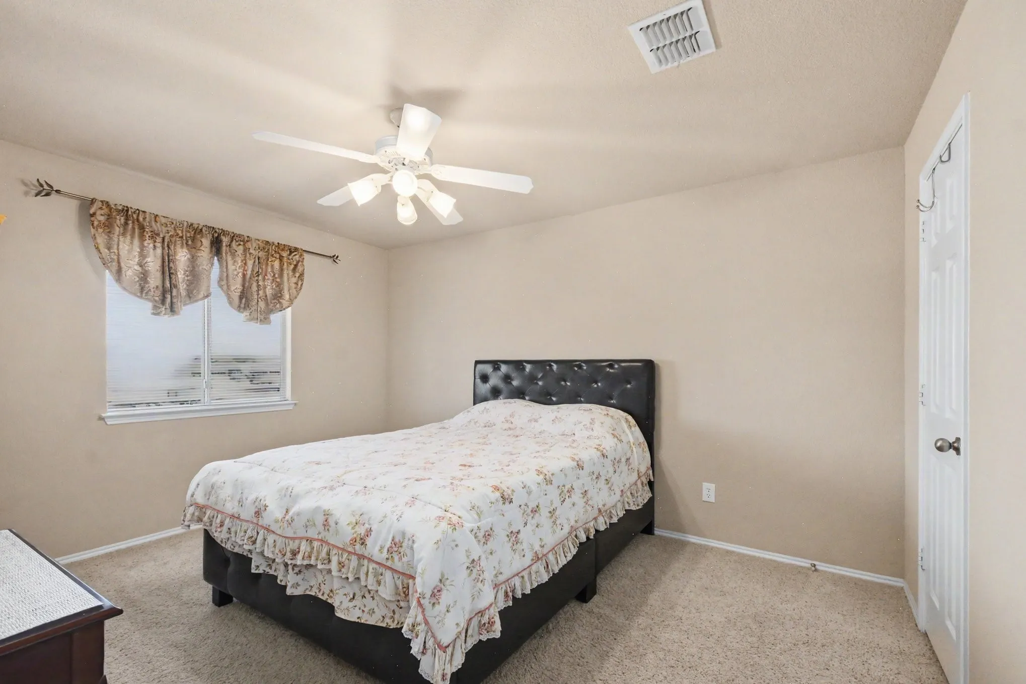Single Family Residence For Sale in Collin County , 2002 Pin Oak Trail, Anna, Texas 75409, 3 Bedroom, 3 Bathroom, 2 Garage spaces, 2,207 Sqft, built in 2004, mls#21376547, Real Estate Agent in Anna, Homes For Sale in Collin county, Homes For Sale in Anna, Realtor in Anna Texas, Real Estate Brokerage Independent Realty Texas, Luminita Cordes Realtor