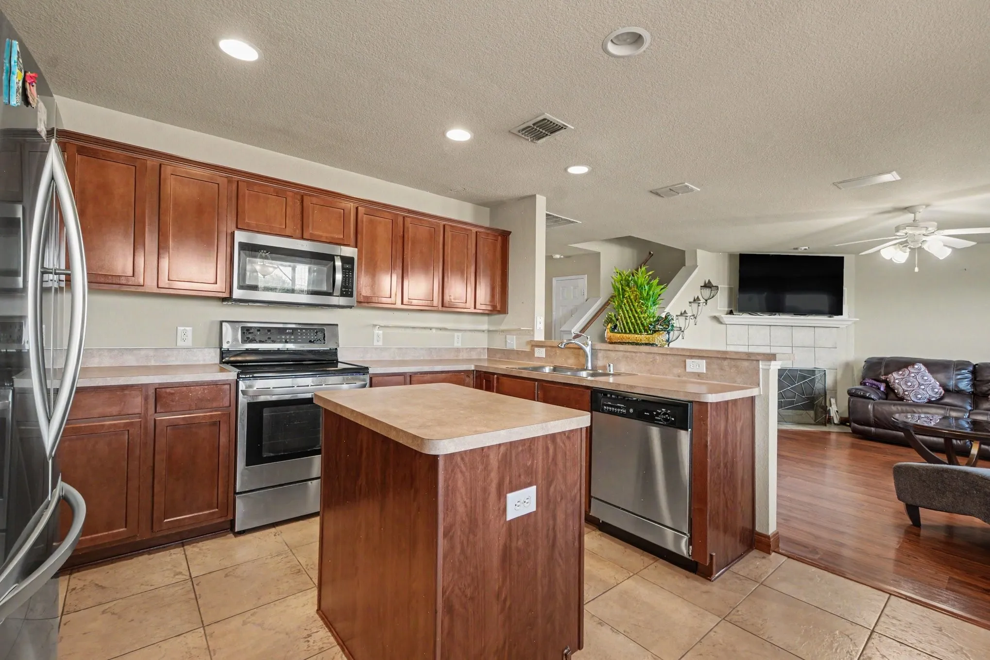 Single Family Residence For Sale in Collin County , 2002 Pin Oak Trail, Anna, Texas 75409, 3 Bedroom, 3 Bathroom, 2 Garage spaces, 2,207 Sqft, built in 2004, mls#21376547, Real Estate Agent in Anna, Homes For Sale in Collin county, Homes For Sale in Anna, Realtor in Anna Texas, Real Estate Brokerage Independent Realty Texas, Luminita Cordes Realtor