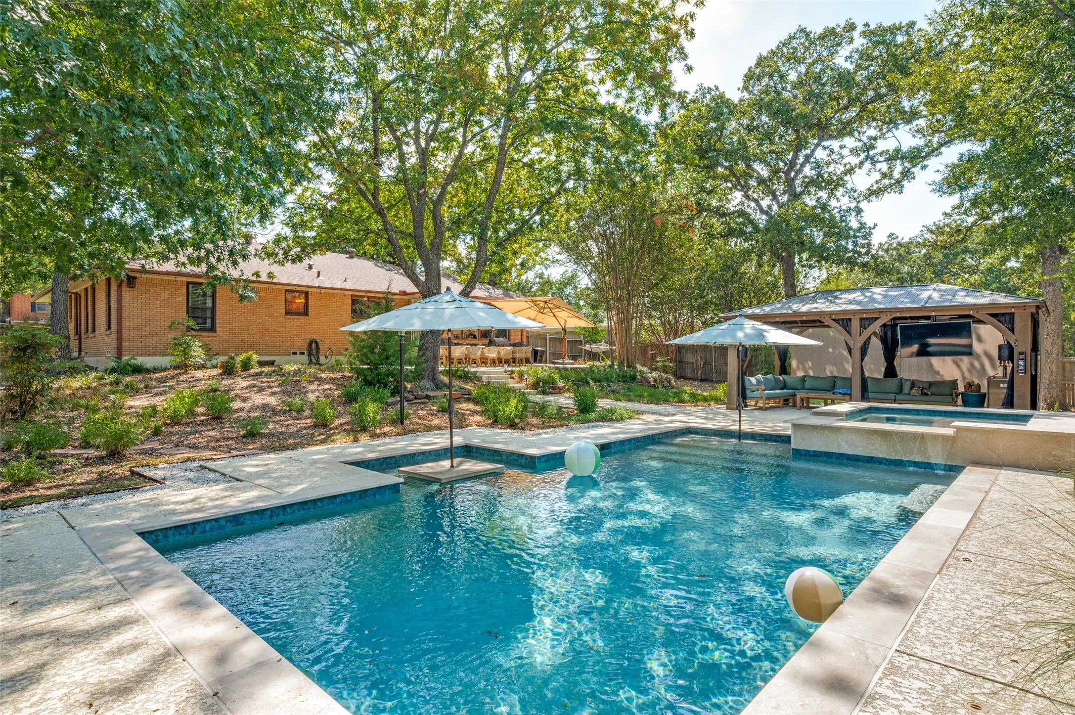 Single Family Residence For Sale in Denton County , 1403 Greenwood Drive, Denton, Texas 76209, 3 Bedroom, 2 Bathroom, 2 Garage spaces, 1,510 Sqft, built in 1955, mls#21374013, Real Estate Agent in Denton, Homes For Sale in Denton county, Homes For Sale in Denton, Realtor in Denton Texas, Real Estate Brokerage Independent Realty Texas, Luminita Cordes Realtor