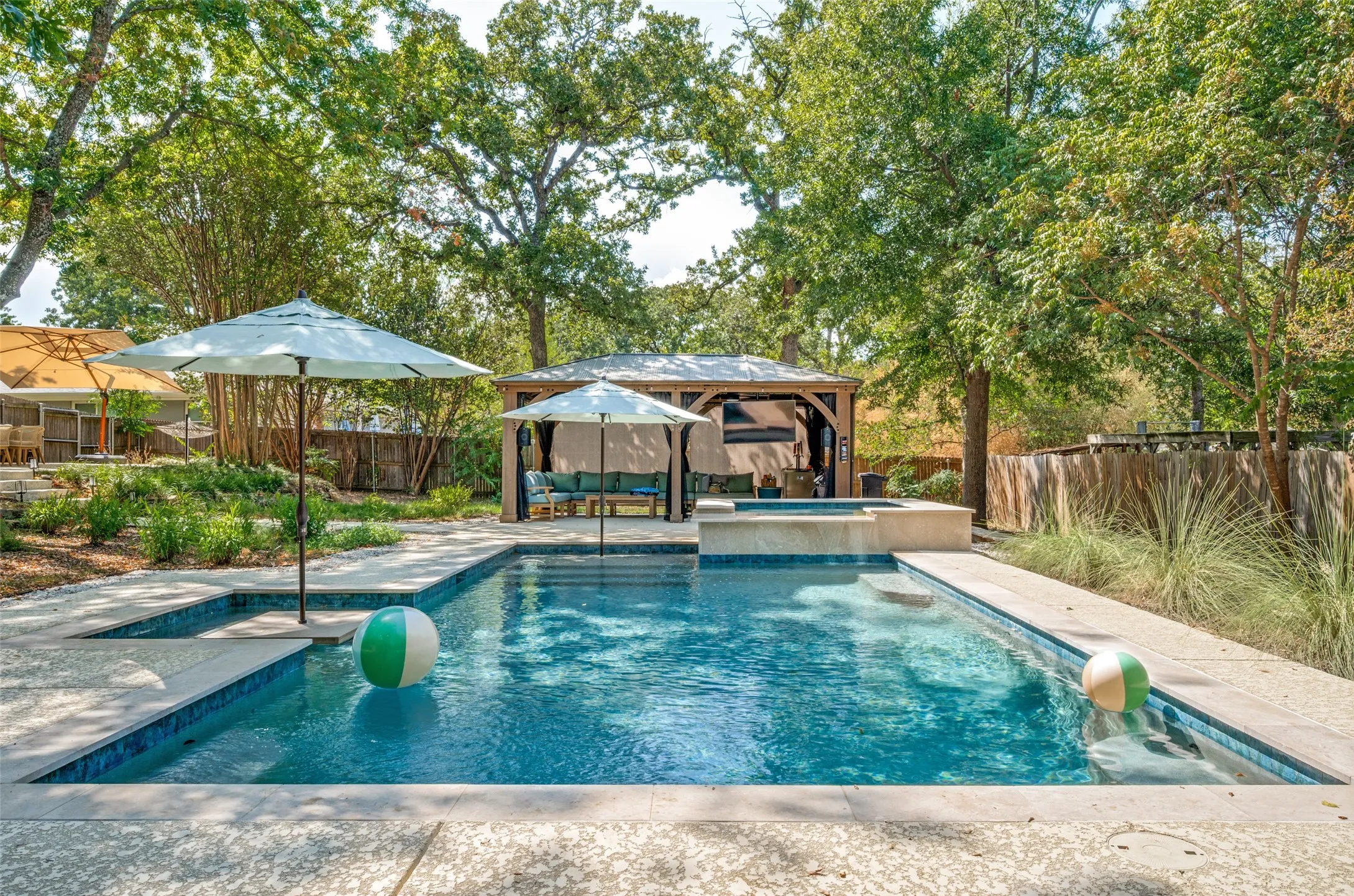 Single Family Residence For Sale in Denton County , 1403 Greenwood Drive, Denton, Texas 76209, 3 Bedroom, 2 Bathroom, 2 Garage spaces, 1,510 Sqft, built in 1955, mls#21374013, Real Estate Agent in Denton, Homes For Sale in Denton county, Homes For Sale in Denton, Realtor in Denton Texas, Real Estate Brokerage Independent Realty Texas, Luminita Cordes Realtor