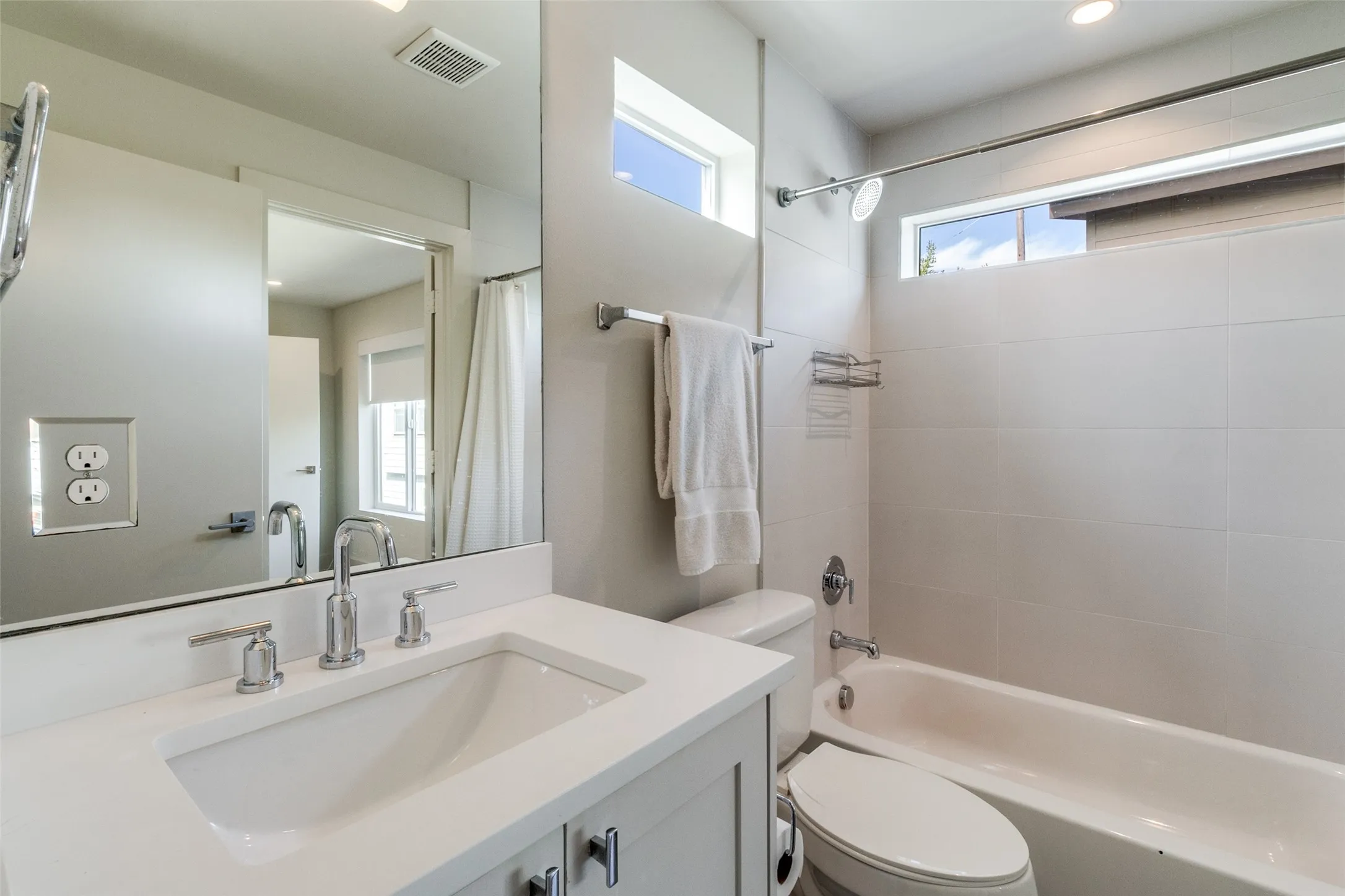 Condominium For Sale in Dallas County , 5907 Lindell Avenue A, Dallas, Texas 75206, 2 Bedroom, 4 Bathroom, 2 Garage spaces, 2,154 Sqft, built in 2017, mls#21380353, Real Estate Agent in Dallas, Homes For Sale in Dallas county, Homes For Sale in Dallas, Realtor in Dallas Texas, Real Estate Brokerage Independent Realty Texas, Luminita Cordes Realtor