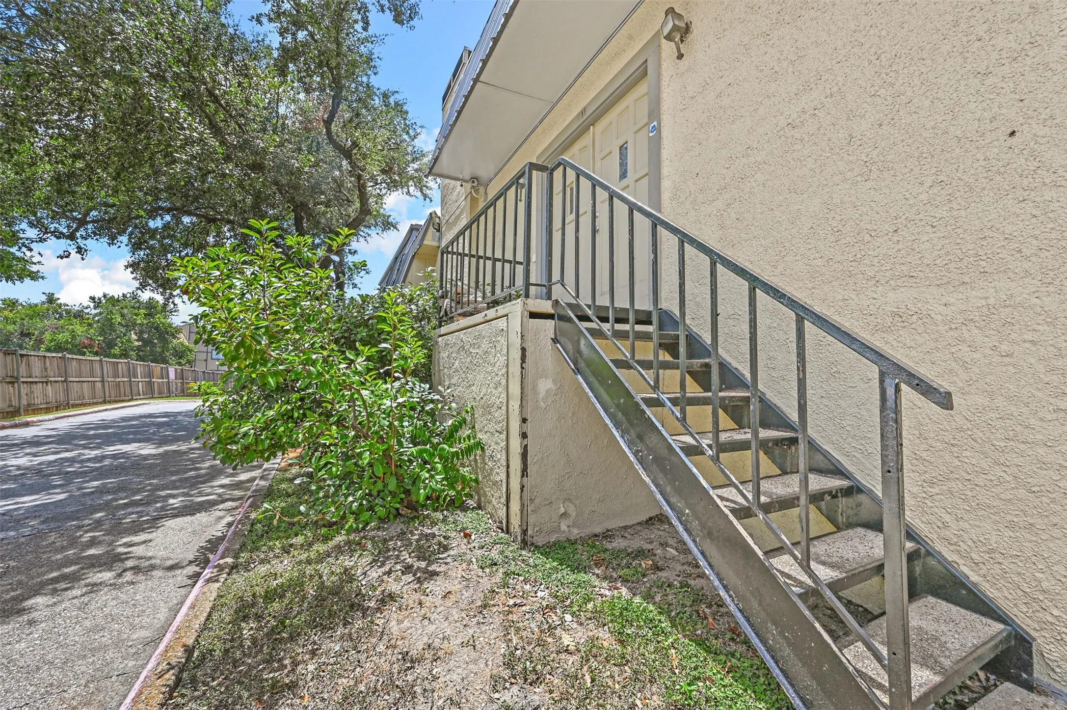 Townhouse For Rent in Dallas County , 8560 Park Lane 106, Dallas, Texas 75231, 3 Bedroom, 3 Bathroom, 2 Garage spaces, 2,551 Sqft, built in 1974, mls#21380331, Real Estate Agent in Dallas, Homes For Rent in Dallas county, Homes For Rent in Dallas, Realtor in Dallas Texas, Real Estate Brokerage Independent Realty Texas, Luminita Cordes Realtor