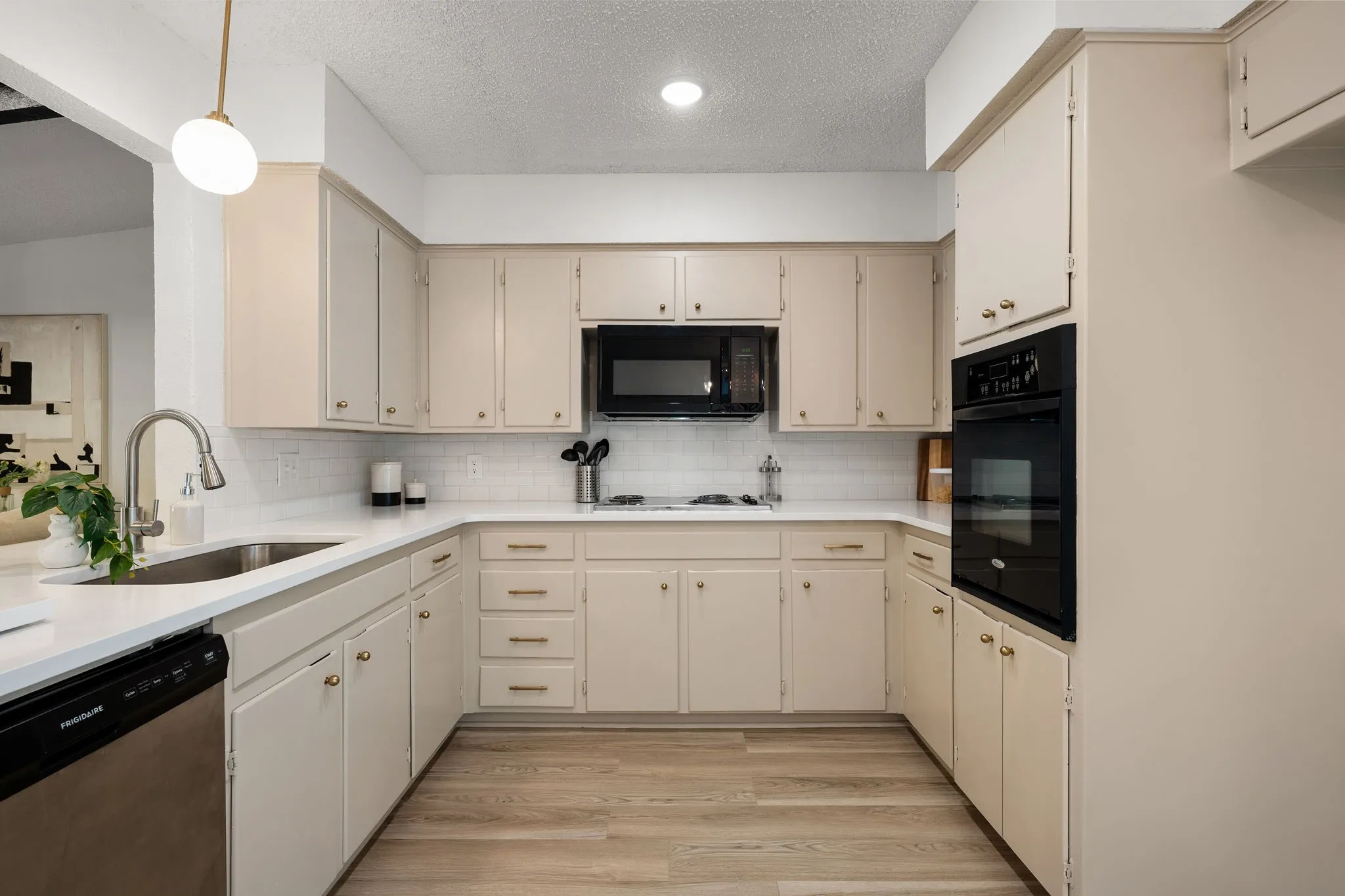 Single Family Residence For Sale in Tarrant County , 3204 Ashford Avenue, Fort Worth, Texas 76133, 3 Bedroom, 2 Bathroom, 2 Garage spaces, 1,588 Sqft, built in 1975, mls#21375253, Real Estate Agent in Fort Worth, Homes For Sale in Tarrant county, Homes For Sale in Fort Worth, Realtor in Fort Worth Texas, Real Estate Brokerage Independent Realty Texas, Luminita Cordes Realtor