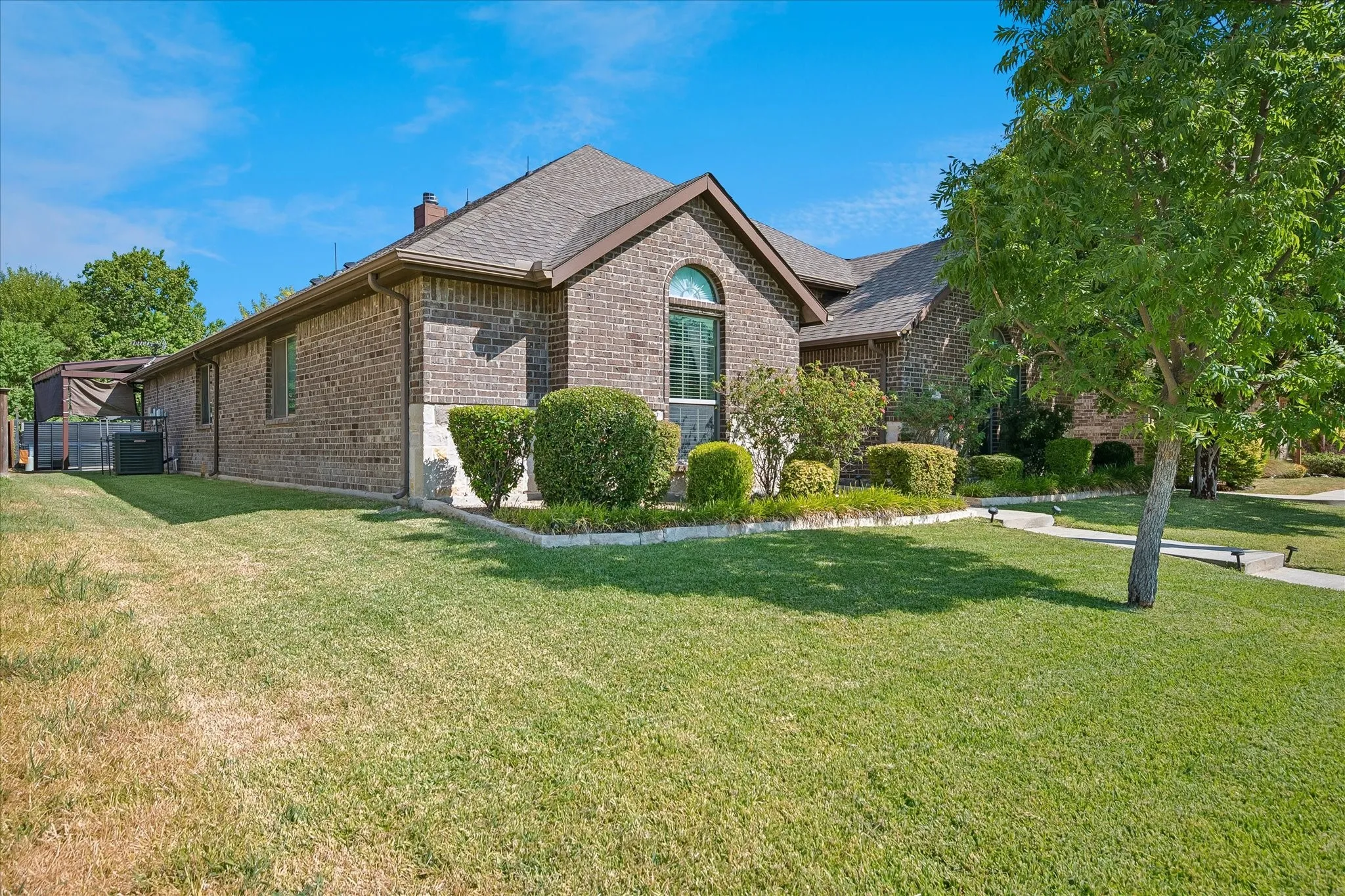 Additional view of front of house.