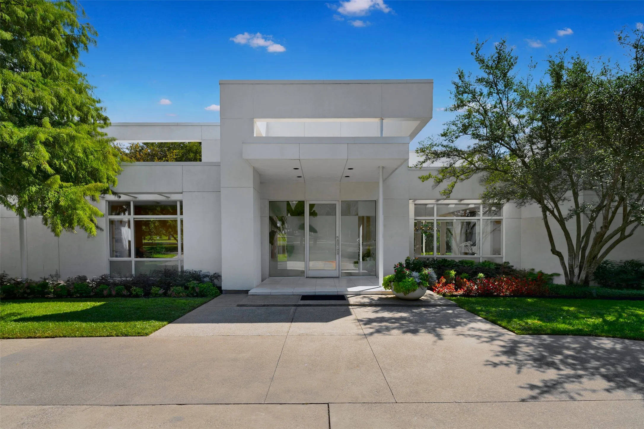 Single Family Residence For Sale in Dallas County , 4130 Cochran Chapel, Dallas, Texas 75209, 5 Bedroom, 8 Bathroom, 4 Garage spaces, 8,984 Sqft, built in 2002, mls#21380226, Real Estate Agent in Dallas, Homes For Sale in Dallas county, Homes For Sale in Dallas, Realtor in Dallas Texas, Real Estate Brokerage Independent Realty Texas, Luminita Cordes Realtor
