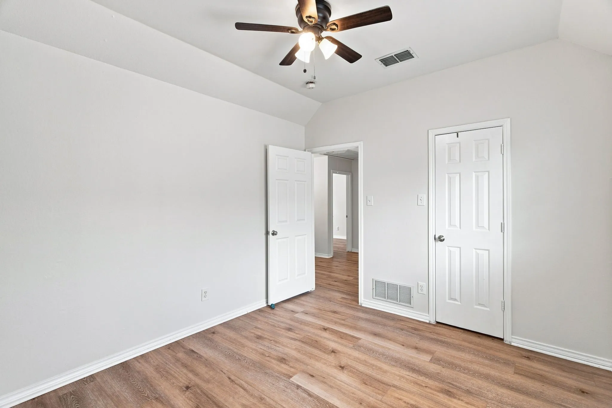 Single Family Residence For Sale in Dallas County , 8716 Falls Road, Irving, Texas 75063, 3 Bedroom, 3 Bathroom, 2 Garage spaces, 1,893 Sqft, built in 1992, mls#21380030, Real Estate Agent in Irving, Homes For Sale in Dallas county, Homes For Sale in Irving, Realtor in Irving Texas, Real Estate Brokerage Independent Realty Texas, Luminita Cordes Realtor