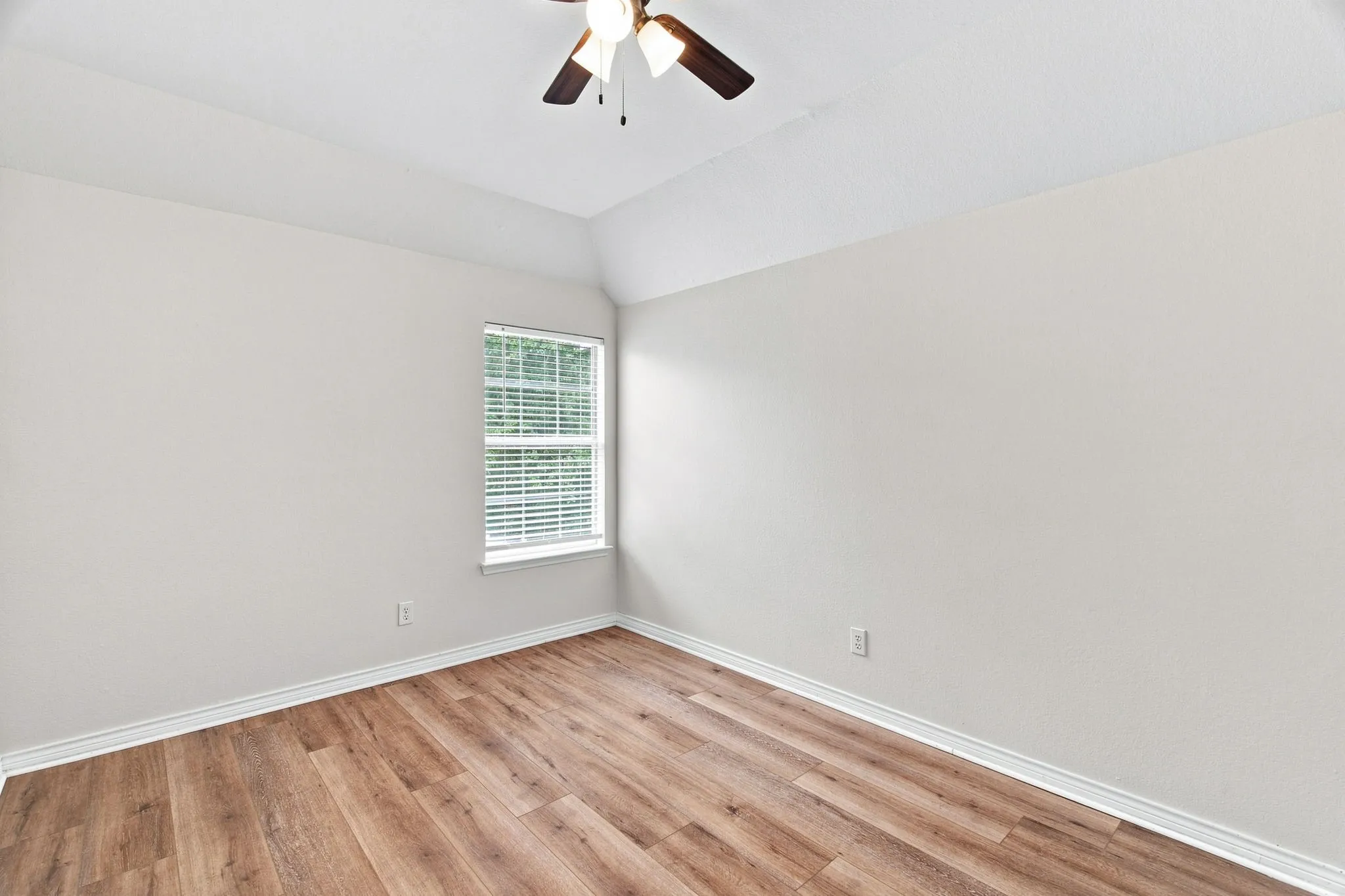 Single Family Residence For Sale in Dallas County , 8716 Falls Road, Irving, Texas 75063, 3 Bedroom, 3 Bathroom, 2 Garage spaces, 1,893 Sqft, built in 1992, mls#21380030, Real Estate Agent in Irving, Homes For Sale in Dallas county, Homes For Sale in Irving, Realtor in Irving Texas, Real Estate Brokerage Independent Realty Texas, Luminita Cordes Realtor