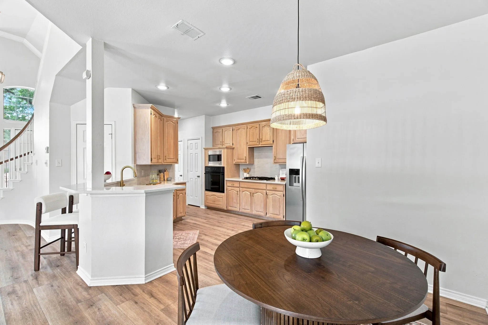 Single Family Residence For Sale in Dallas County , 8716 Falls Road, Irving, Texas 75063, 3 Bedroom, 3 Bathroom, 2 Garage spaces, 1,893 Sqft, built in 1992, mls#21380030, Real Estate Agent in Irving, Homes For Sale in Dallas county, Homes For Sale in Irving, Realtor in Irving Texas, Real Estate Brokerage Independent Realty Texas, Luminita Cordes Realtor