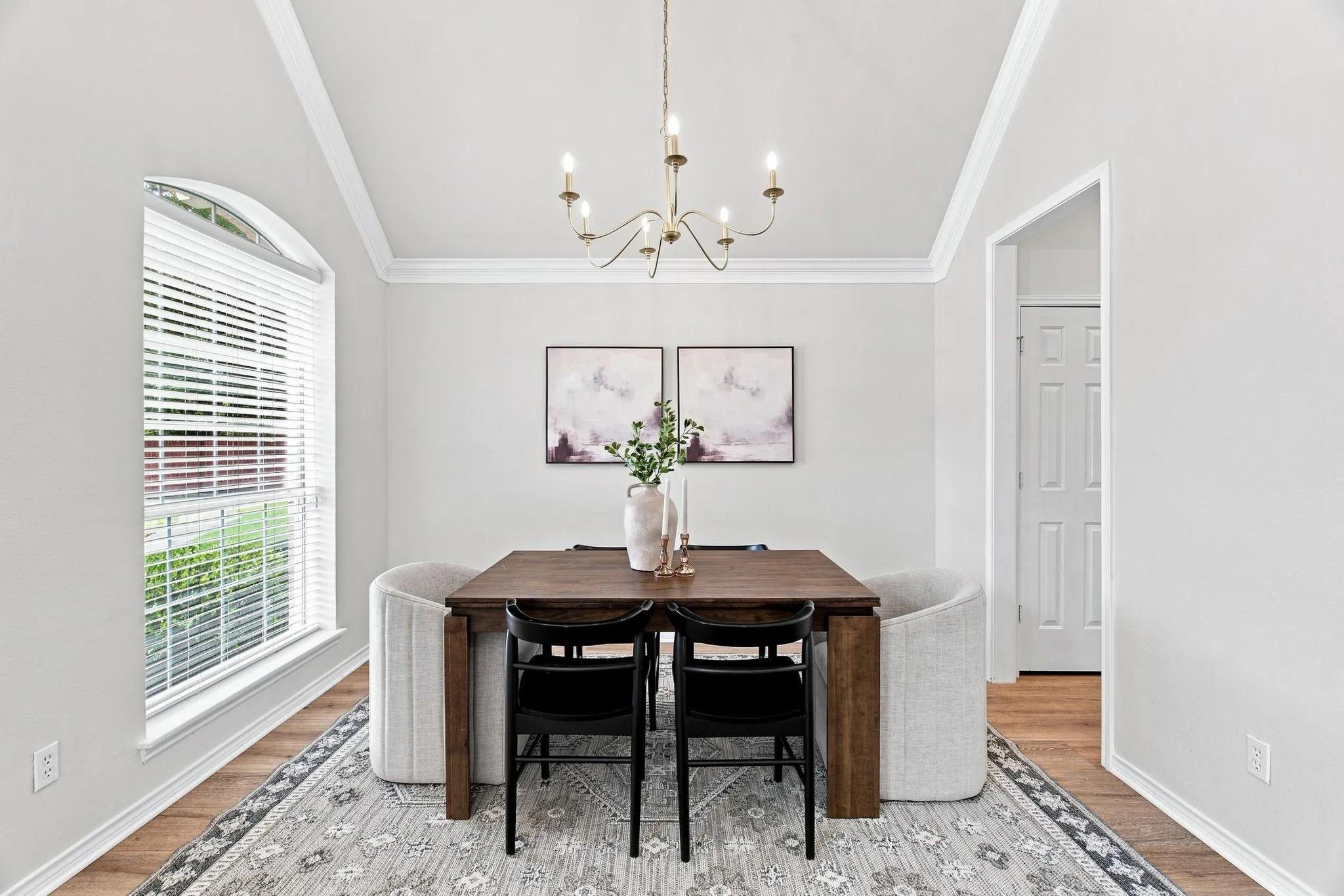 Single Family Residence For Sale in Dallas County , 8716 Falls Road, Irving, Texas 75063, 3 Bedroom, 3 Bathroom, 2 Garage spaces, 1,893 Sqft, built in 1992, mls#21380030, Real Estate Agent in Irving, Homes For Sale in Dallas county, Homes For Sale in Irving, Realtor in Irving Texas, Real Estate Brokerage Independent Realty Texas, Luminita Cordes Realtor