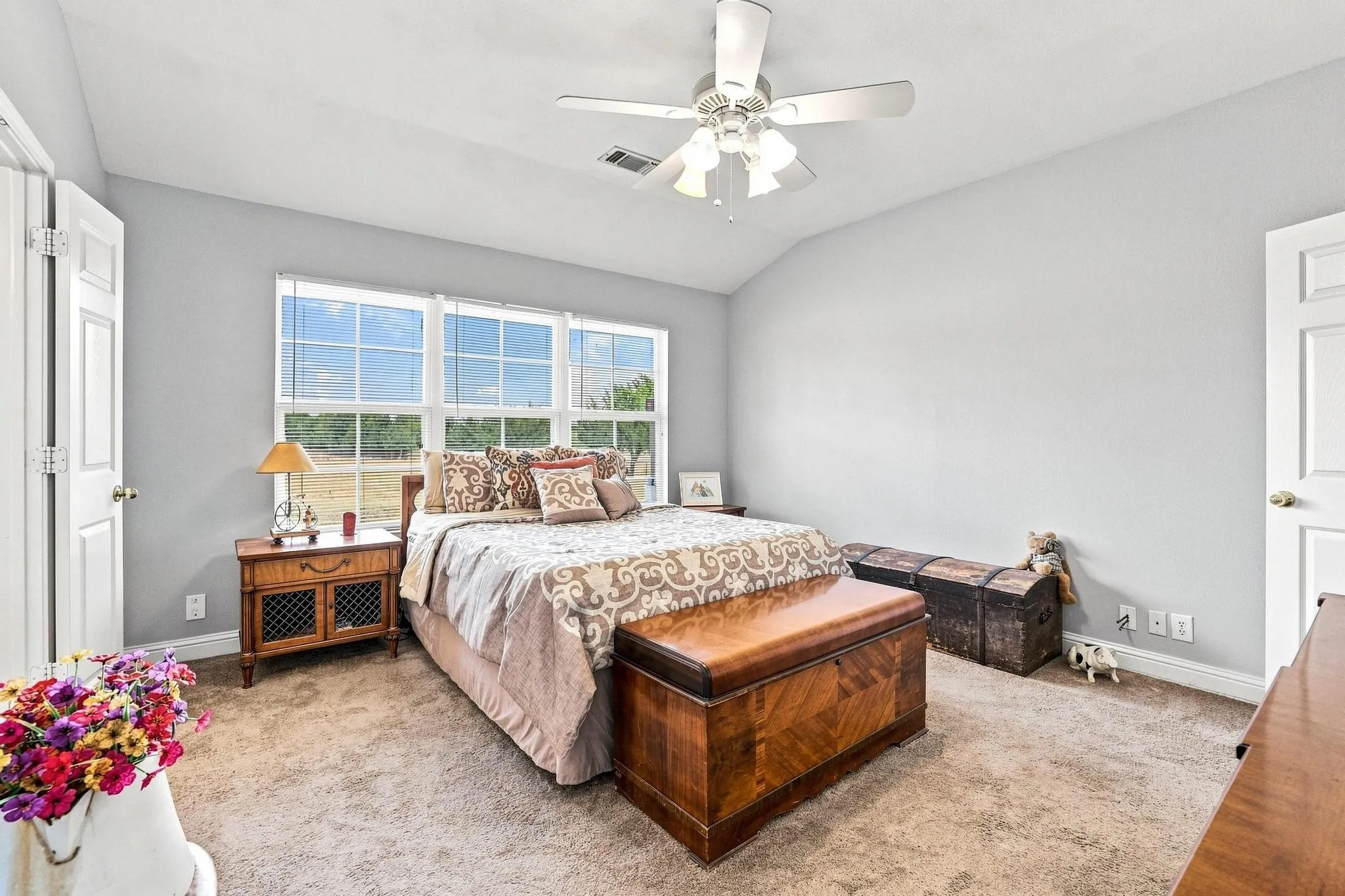 Vaulted ceiling featuring a ceiling fan with integrated lighting