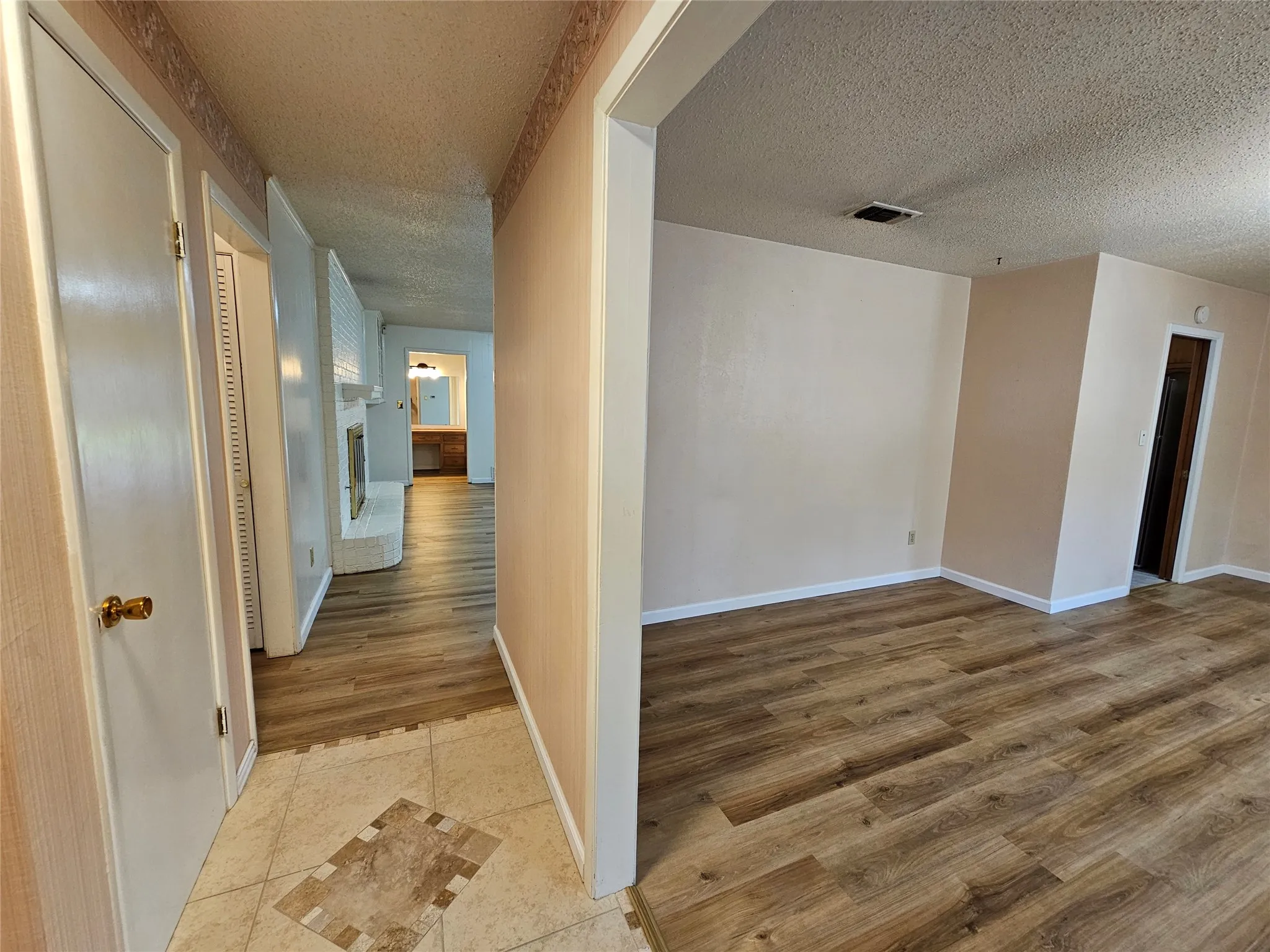 Single Family Residence For Rent in Tarrant County , 1109 W Redbud Drive, Hurst, Texas 76053, 3 Bedroom, 2 Bathroom, 2 Garage spaces, 1,925 Sqft, built in 1969, mls#21376705, Real Estate Agent in Hurst, Homes For Rent in Tarrant county, Homes For Rent in Hurst, Realtor in Hurst Texas, Real Estate Brokerage Independent Realty Texas, Luminita Cordes Realtor