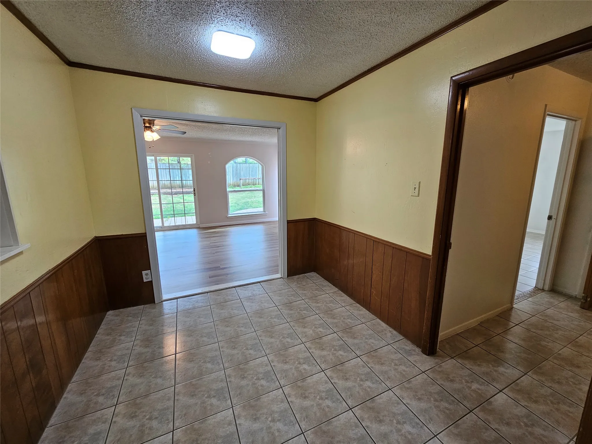 Single Family Residence For Rent in Tarrant County , 1109 W Redbud Drive, Hurst, Texas 76053, 3 Bedroom, 2 Bathroom, 2 Garage spaces, 1,925 Sqft, built in 1969, mls#21376705, Real Estate Agent in Hurst, Homes For Rent in Tarrant county, Homes For Rent in Hurst, Realtor in Hurst Texas, Real Estate Brokerage Independent Realty Texas, Luminita Cordes Realtor