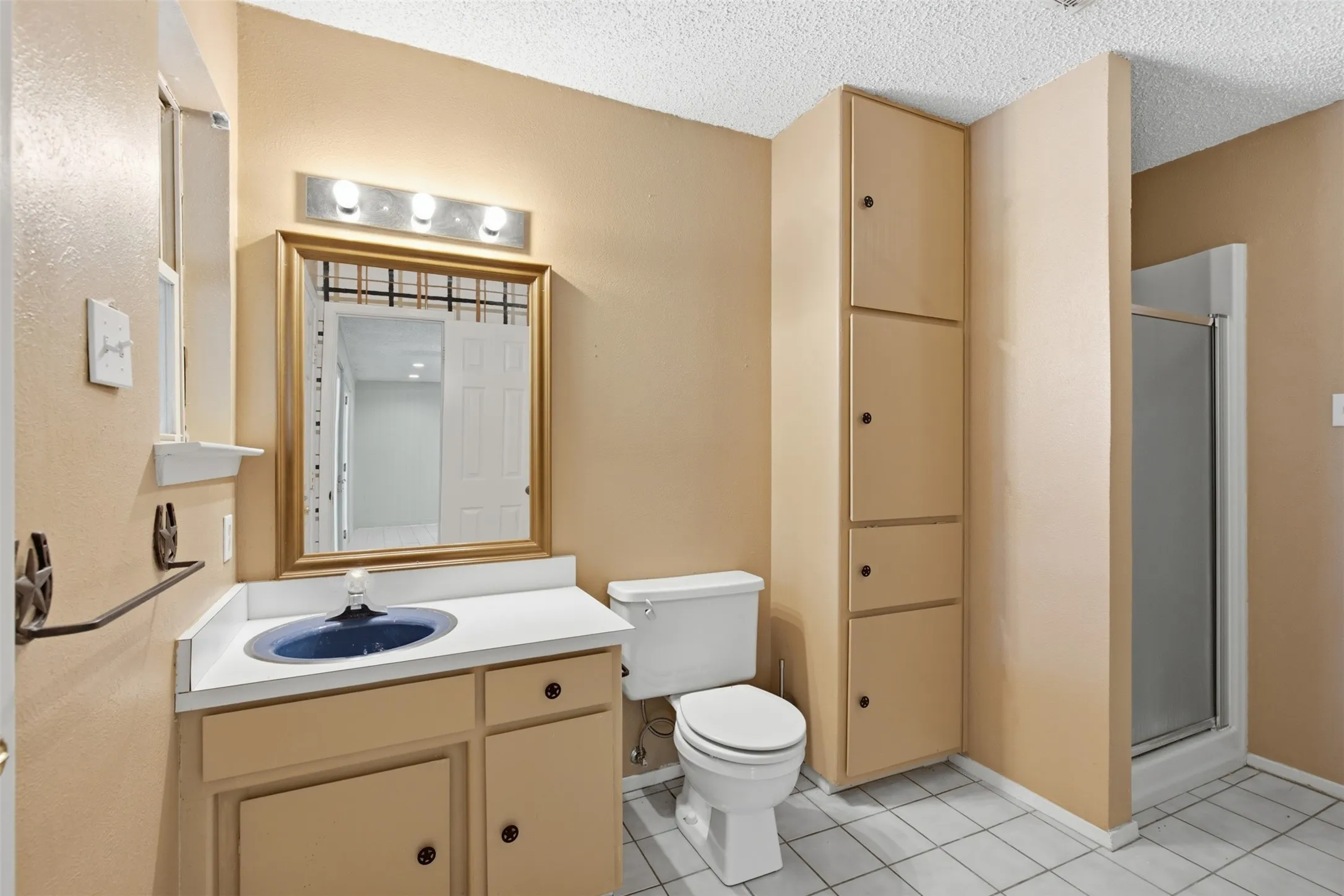 3rd full bath off sunroom