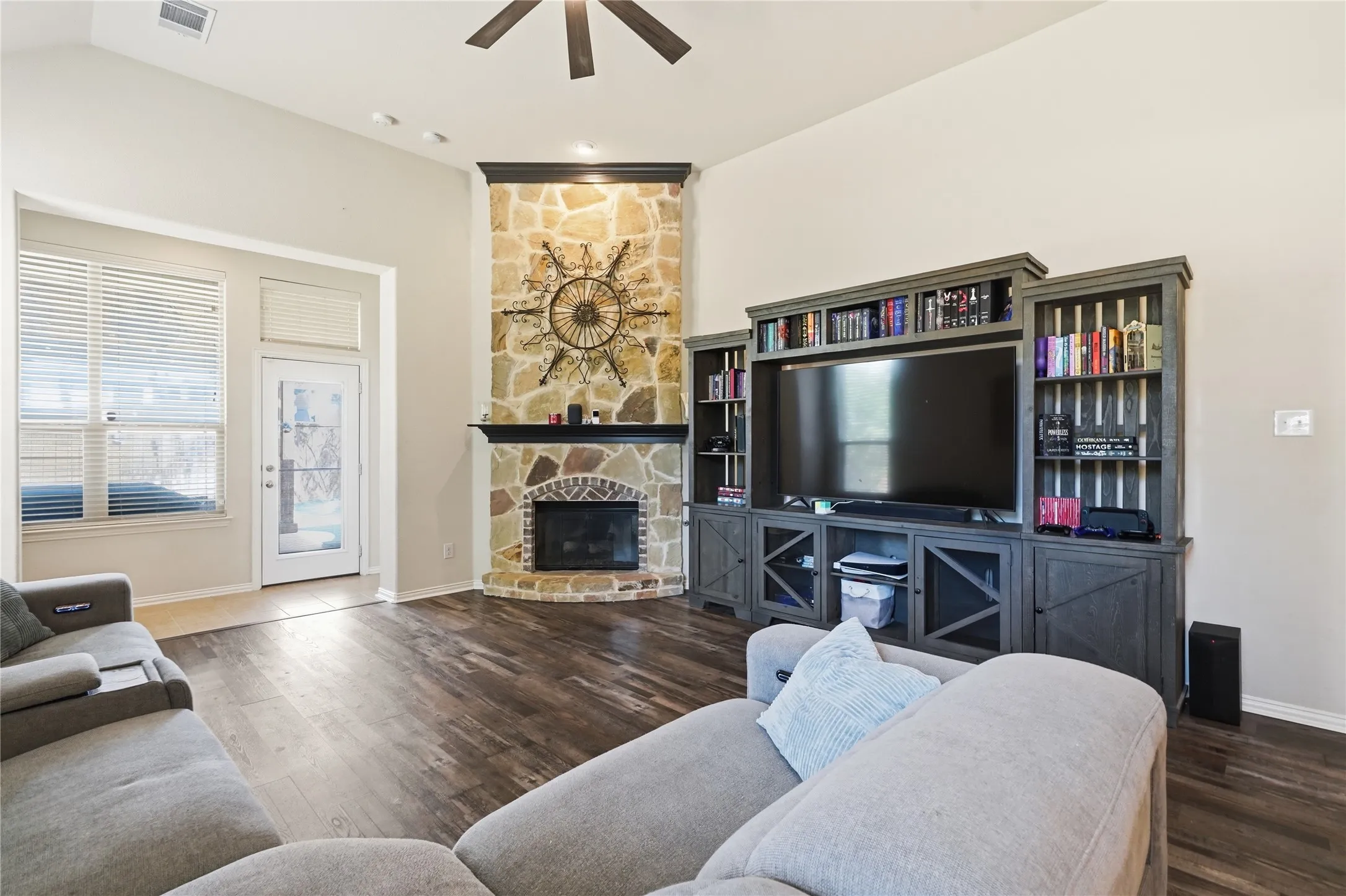 Single Family Residence For Sale in Tarrant County , 9452 Drovers View Trail, Fort Worth, Texas 76131, 4 Bedroom, 3 Bathroom, 3 Garage spaces, 2,885 Sqft, built in 2010, mls#21378035, Real Estate Agent in Fort Worth, Homes For Sale in Tarrant county, Homes For Sale in Fort Worth, Realtor in Fort Worth Texas, Real Estate Brokerage Independent Realty Texas, Luminita Cordes Realtor