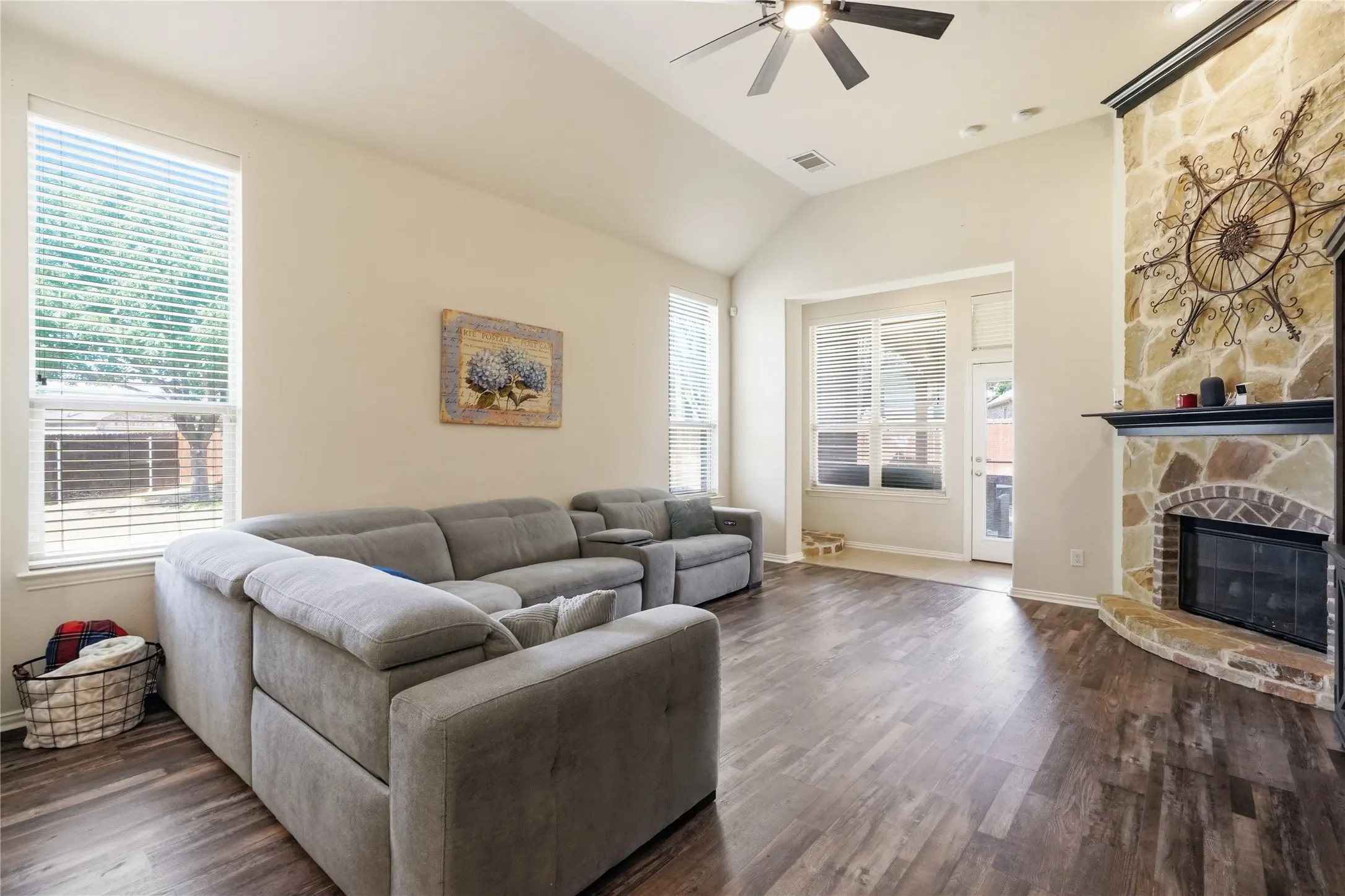 Single Family Residence For Sale in Tarrant County , 9452 Drovers View Trail, Fort Worth, Texas 76131, 4 Bedroom, 3 Bathroom, 3 Garage spaces, 2,885 Sqft, built in 2010, mls#21378035, Real Estate Agent in Fort Worth, Homes For Sale in Tarrant county, Homes For Sale in Fort Worth, Realtor in Fort Worth Texas, Real Estate Brokerage Independent Realty Texas, Luminita Cordes Realtor