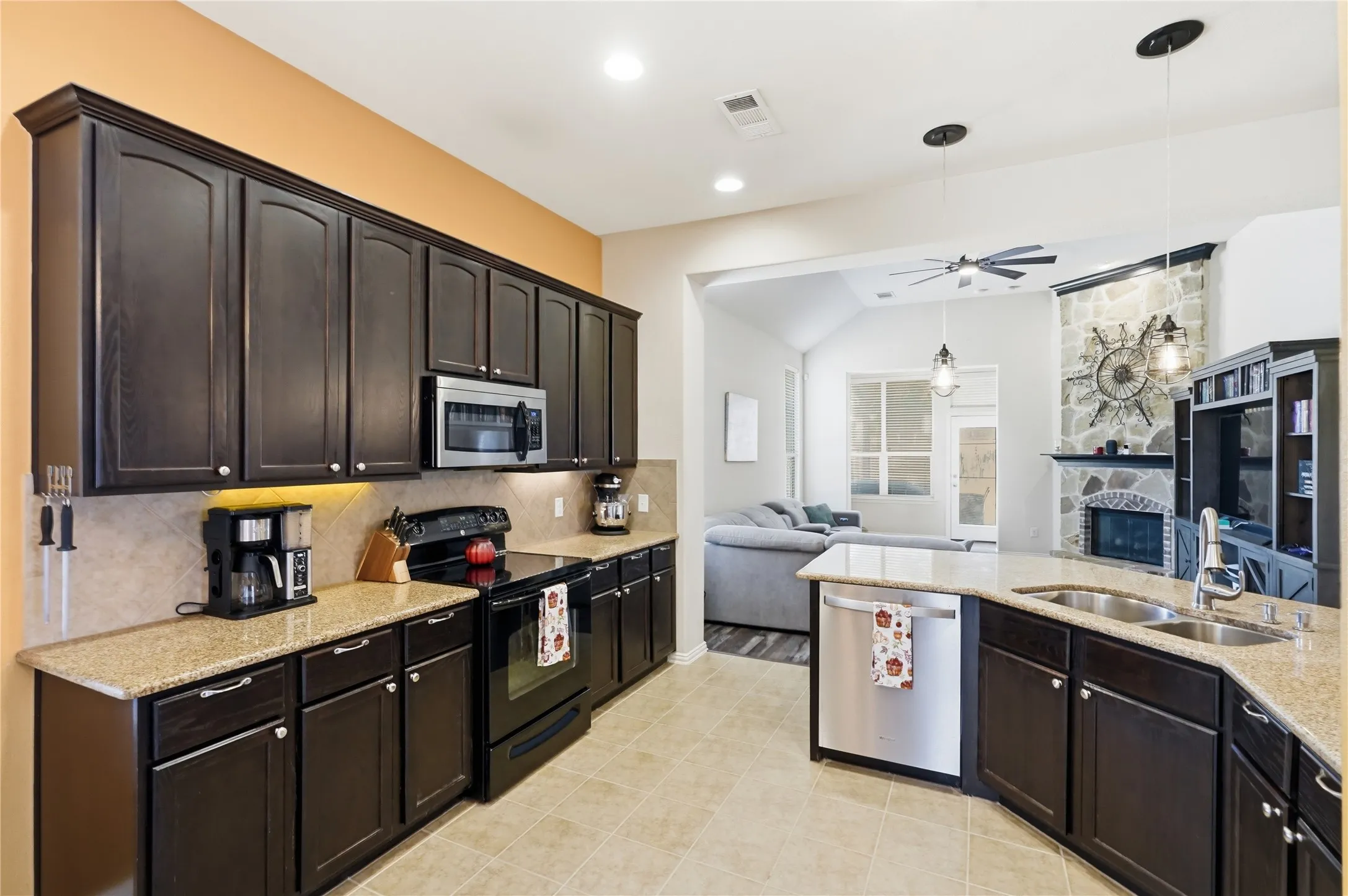 Single Family Residence For Sale in Tarrant County , 9452 Drovers View Trail, Fort Worth, Texas 76131, 4 Bedroom, 3 Bathroom, 3 Garage spaces, 2,885 Sqft, built in 2010, mls#21378035, Real Estate Agent in Fort Worth, Homes For Sale in Tarrant county, Homes For Sale in Fort Worth, Realtor in Fort Worth Texas, Real Estate Brokerage Independent Realty Texas, Luminita Cordes Realtor