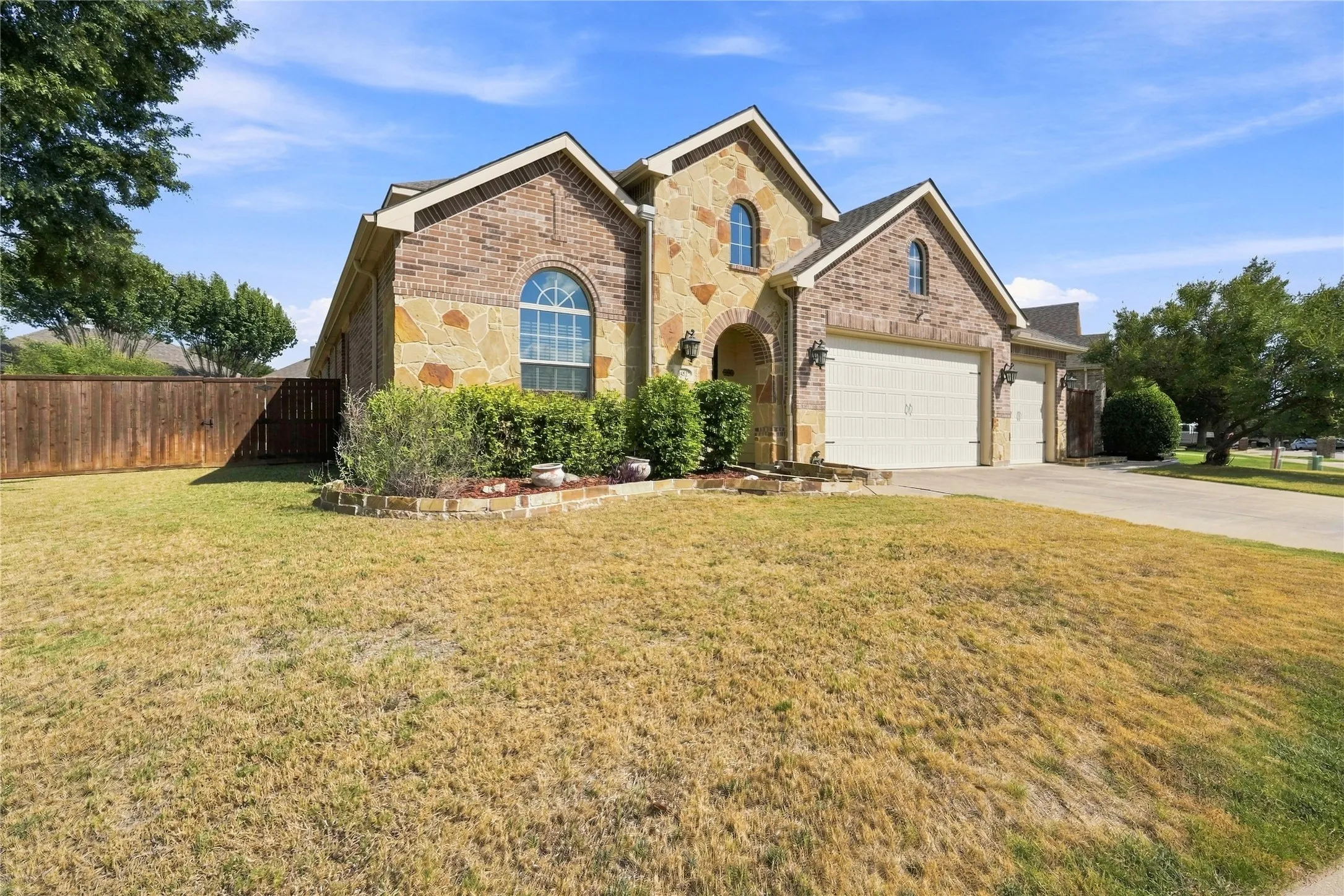 Single Family Residence For Sale in Tarrant County , 9452 Drovers View Trail, Fort Worth, Texas 76131, 4 Bedroom, 3 Bathroom, 3 Garage spaces, 2,885 Sqft, built in 2010, mls#21378035, Real Estate Agent in Fort Worth, Homes For Sale in Tarrant county, Homes For Sale in Fort Worth, Realtor in Fort Worth Texas, Real Estate Brokerage Independent Realty Texas, Luminita Cordes Realtor