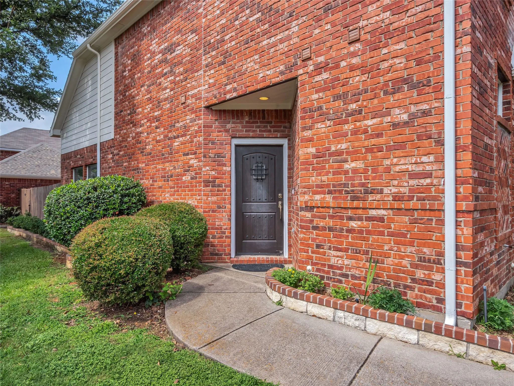 Single Family Residence For Rent in Tarrant County , 114 Constitution Drive, Euless, Texas 76040, 3 Bedroom, 3 Bathroom, 2 Garage spaces, 1,863 Sqft, built in 2003, mls#21380512, Real Estate Agent in Euless, Homes For Rent in Tarrant county, Homes For Rent in Euless, Realtor in Euless Texas, Real Estate Brokerage Independent Realty Texas, Luminita Cordes Realtor