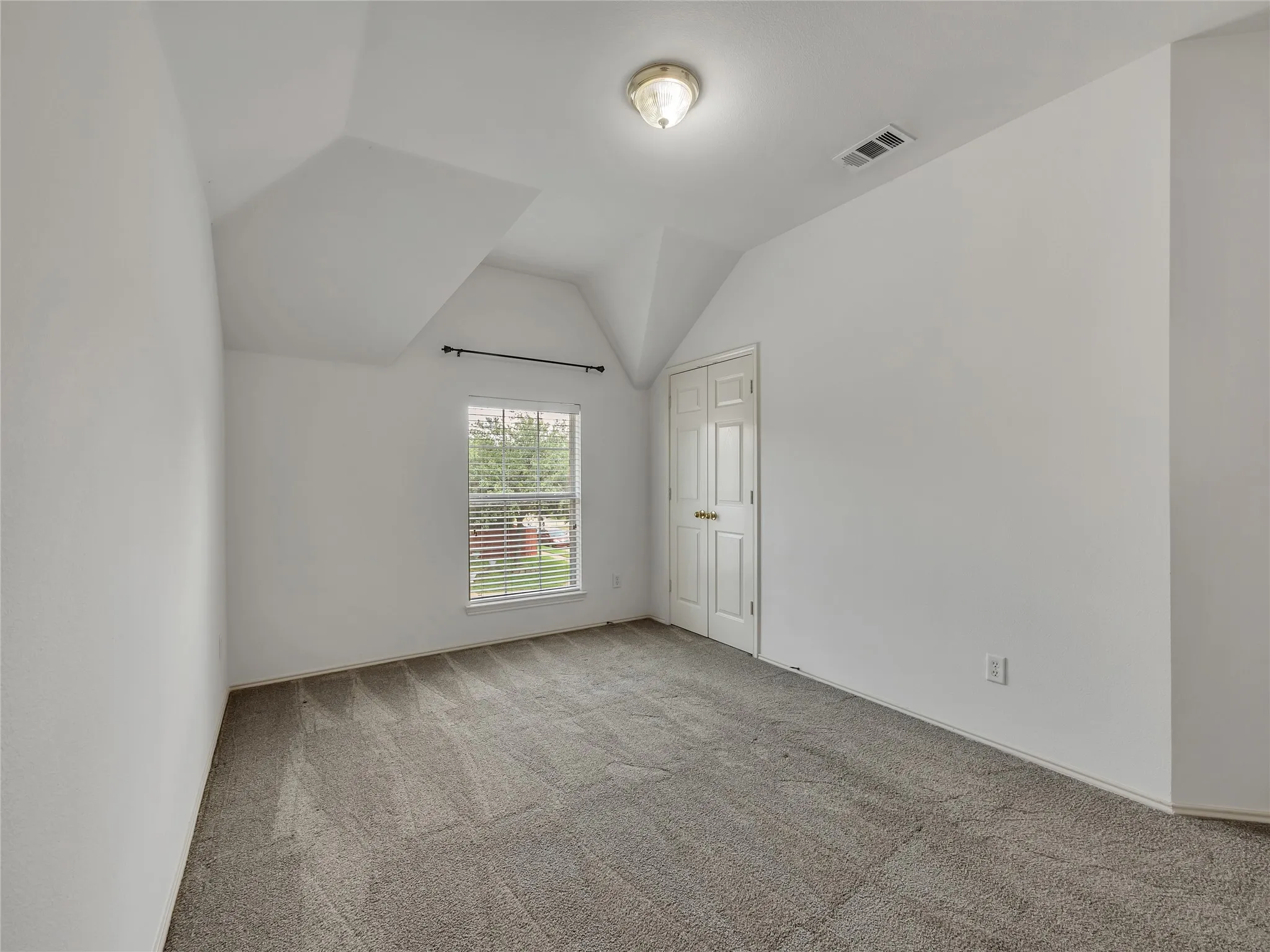 Single Family Residence For Rent in Tarrant County , 114 Constitution Drive, Euless, Texas 76040, 3 Bedroom, 3 Bathroom, 2 Garage spaces, 1,863 Sqft, built in 2003, mls#21380512, Real Estate Agent in Euless, Homes For Rent in Tarrant county, Homes For Rent in Euless, Realtor in Euless Texas, Real Estate Brokerage Independent Realty Texas, Luminita Cordes Realtor
