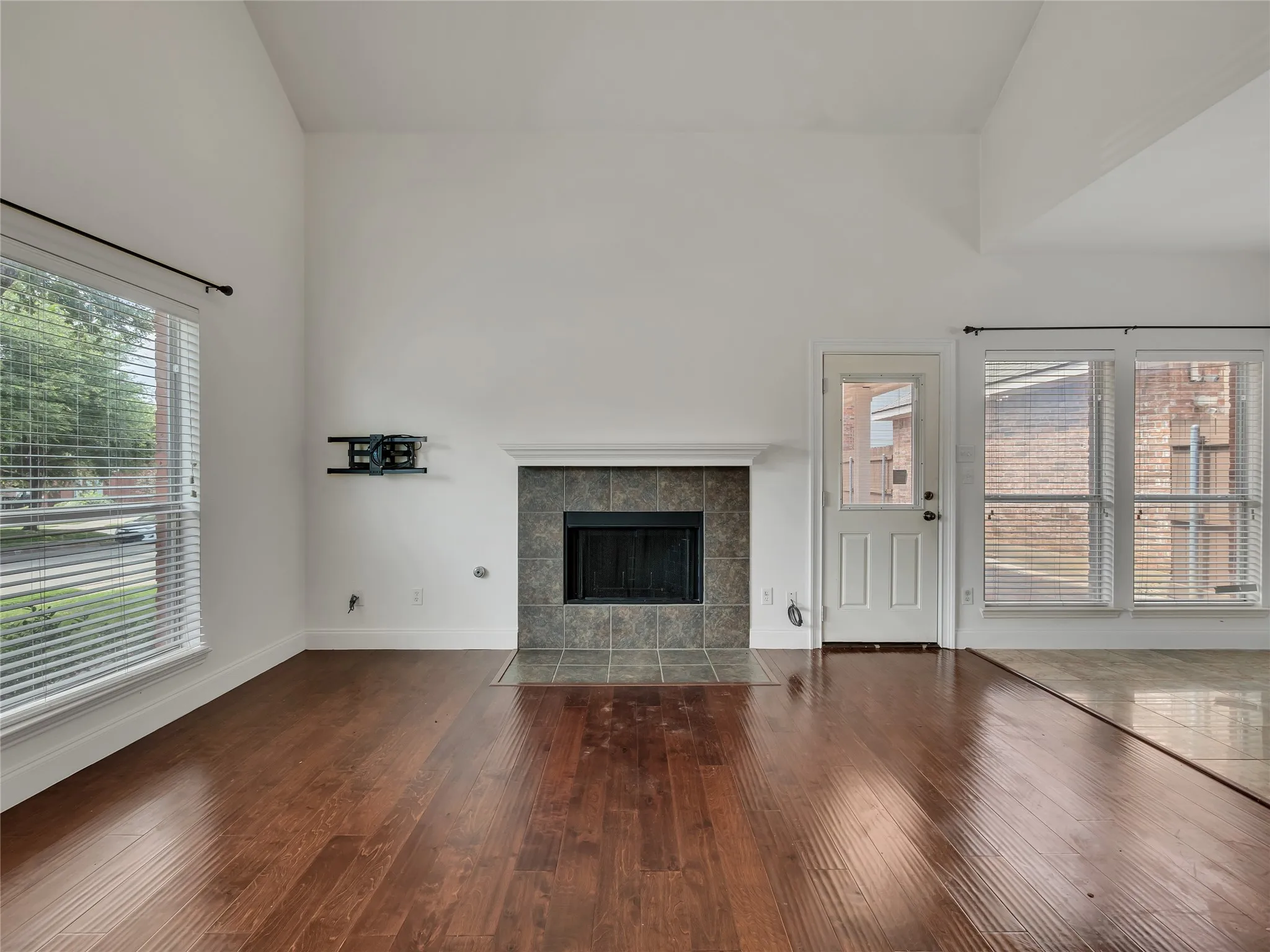 Single Family Residence For Rent in Tarrant County , 114 Constitution Drive, Euless, Texas 76040, 3 Bedroom, 3 Bathroom, 2 Garage spaces, 1,863 Sqft, built in 2003, mls#21380512, Real Estate Agent in Euless, Homes For Rent in Tarrant county, Homes For Rent in Euless, Realtor in Euless Texas, Real Estate Brokerage Independent Realty Texas, Luminita Cordes Realtor